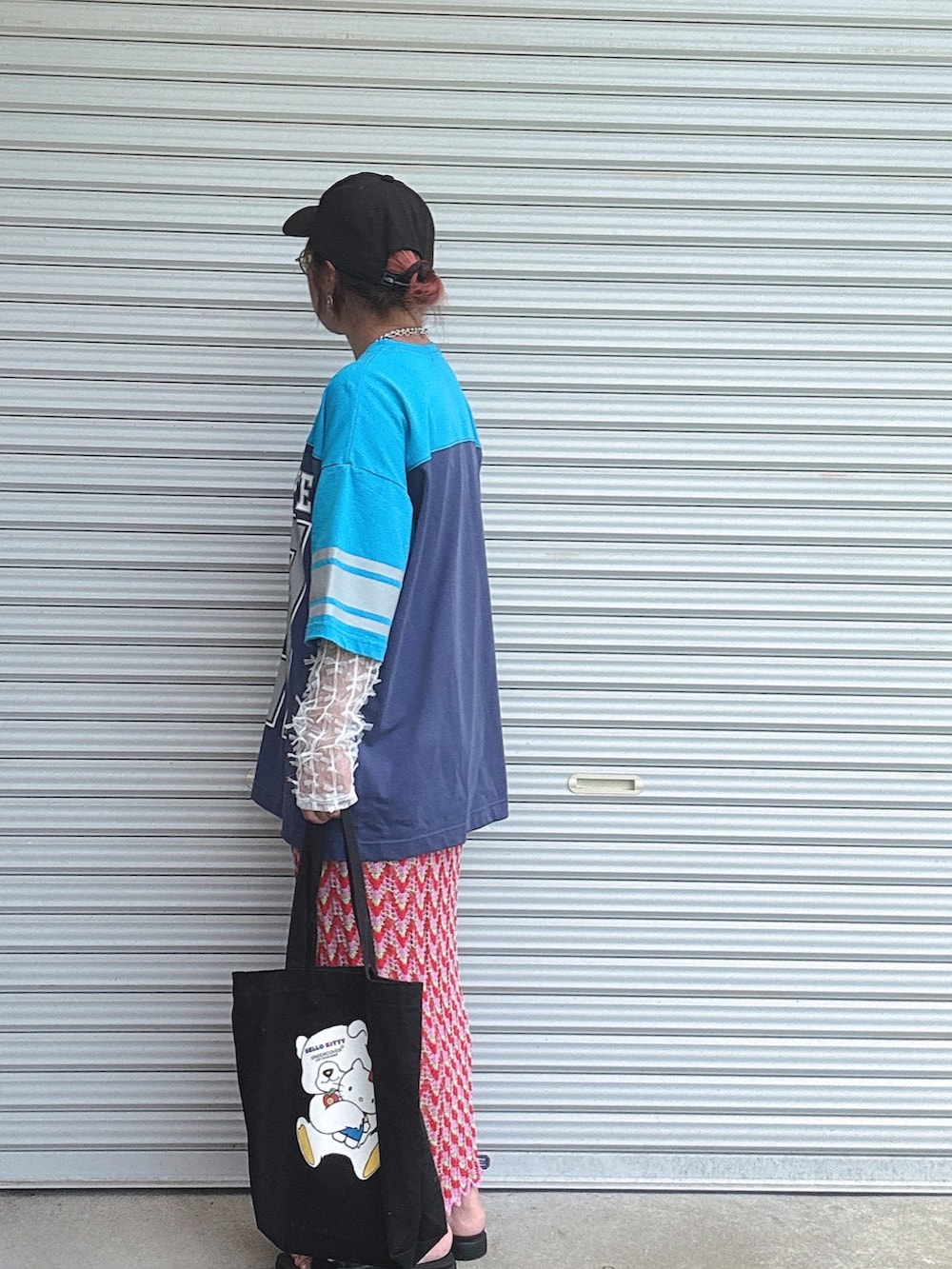 ブルー系のTシャツ/カットソー、ピンク系のスカート、ブラック系のサンダルを着用したレディースの夏コーディネートの2枚目の写真