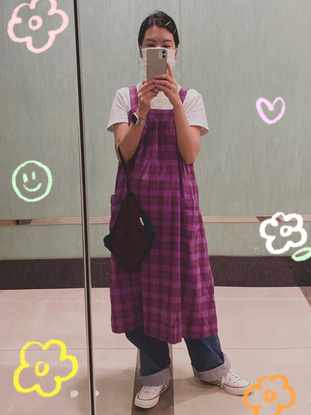 ホワイト系のスニーカーを着用したレディースの秋コーディネートの2枚目の写真