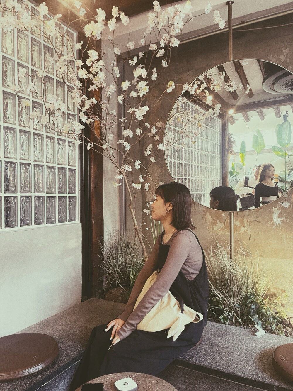 その他のトップスを着用したレディースの秋コーディネートの2枚目の写真