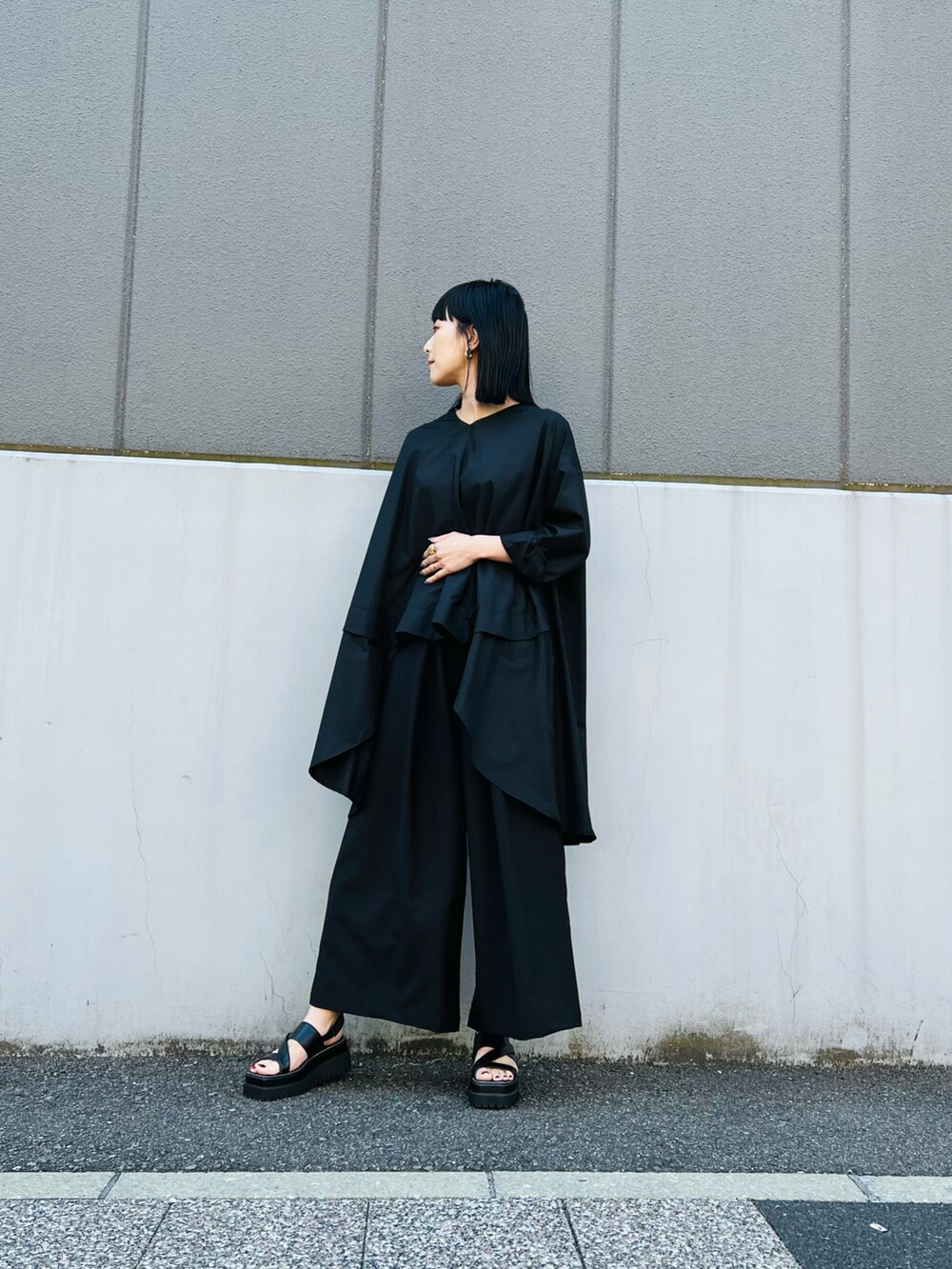 「OSMOSIS、ORIEコーデ、大人カジュアル、シンプルコーデ、ootd、春コーデ、高身長女子、カジュアルコーデ、アラフォー、40代ファッション、今日のコーデ」｜「OSMOSISのフレアーブラウス（シャツ/ブラウス、ブラック系）」を使った、OSMOSIS大分 ORIEさん（レディース・170cm）の春コーディネートの3枚目の写真