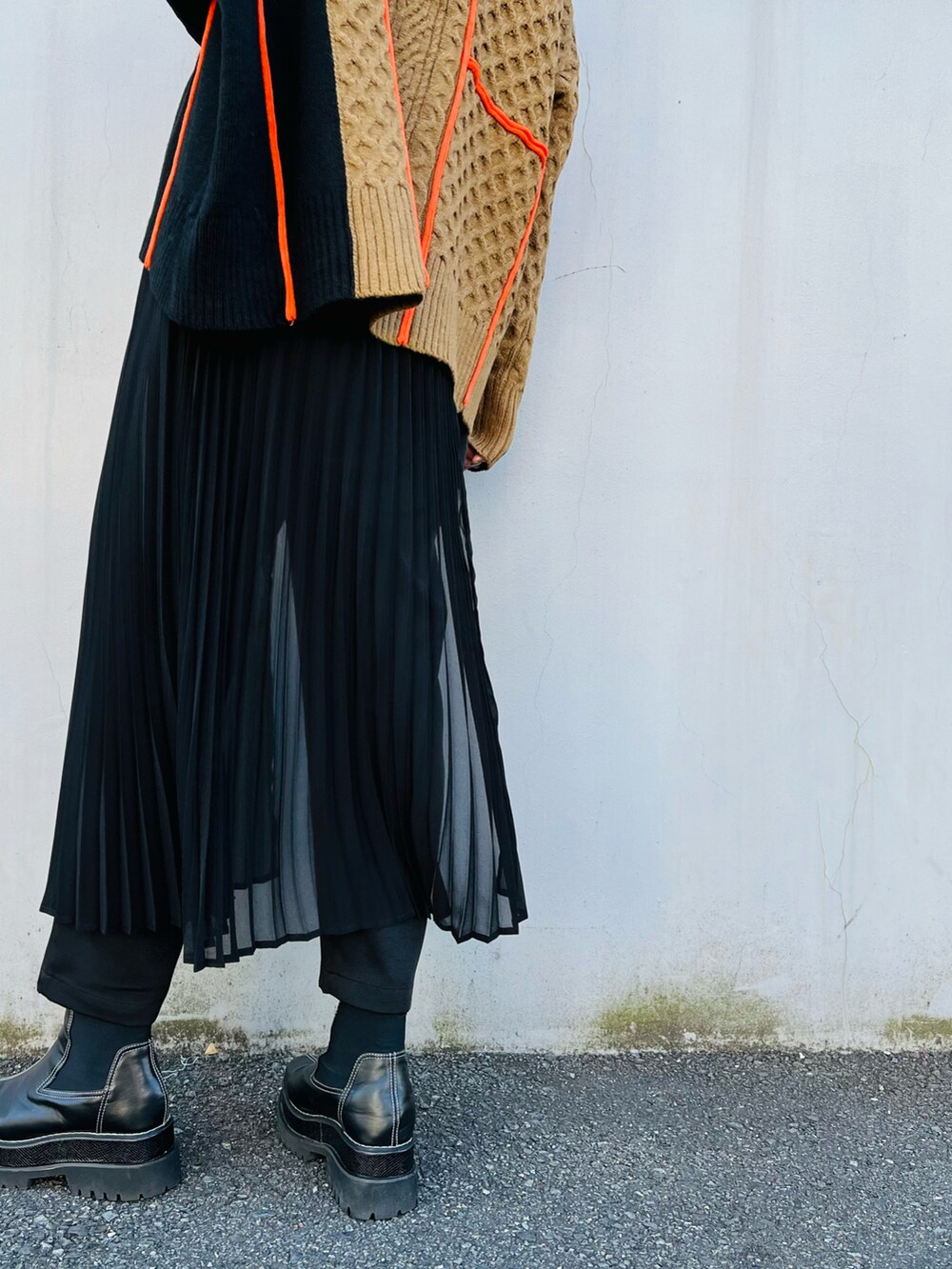 ベージュ系のニット/セーター、ブラック系のその他パンツ、ブラック系のブーツを着用したレディースの春コーディネートの2枚目の写真