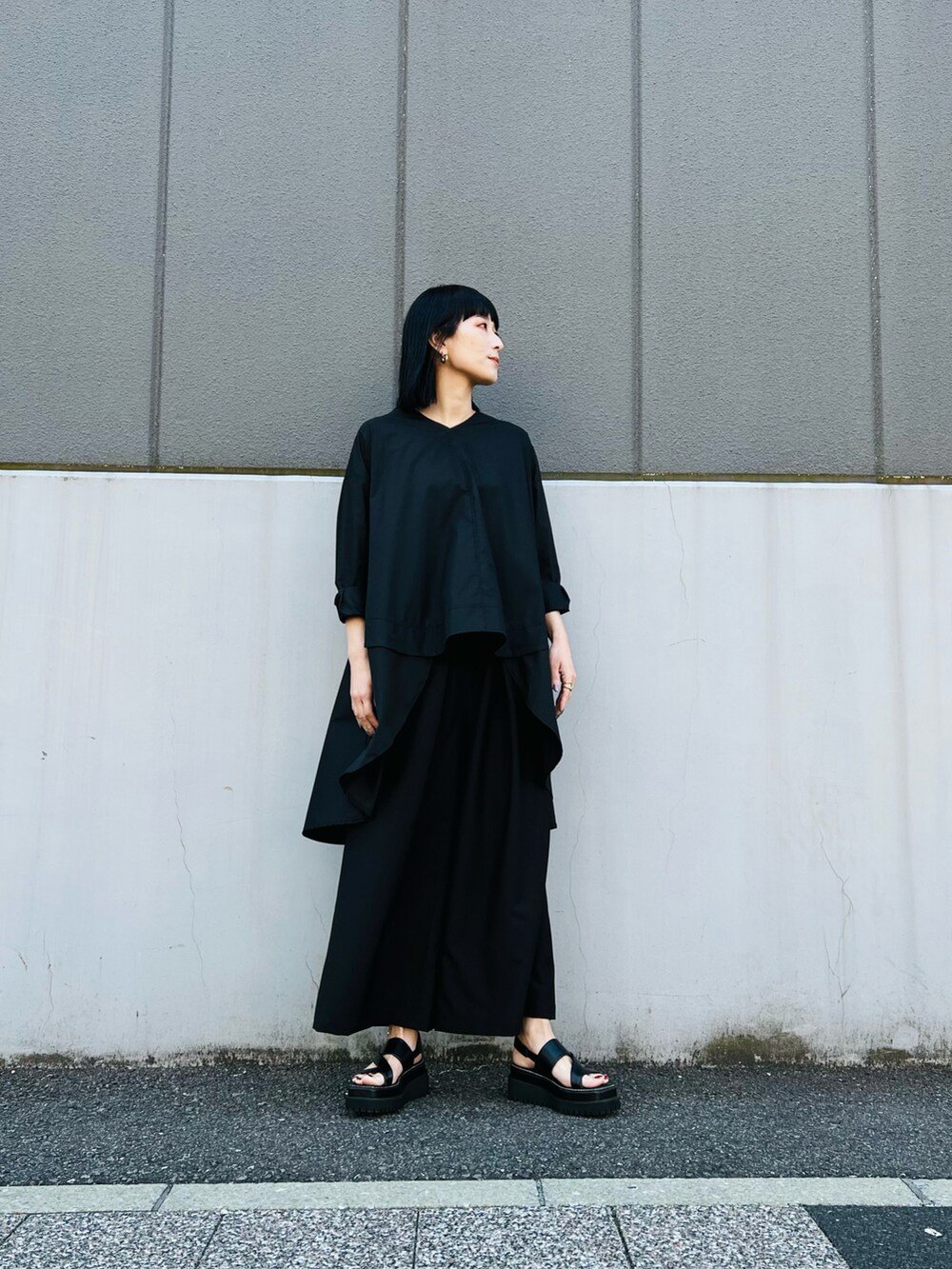 「OSMOSIS、ORIEコーデ、大人カジュアル、シンプルコーデ、ootd、春コーデ、高身長女子、カジュアルコーデ、アラフォー、40代ファッション、今日のコーデ」｜「OSMOSISのフレアーブラウス（シャツ/ブラウス、ブラック系）」を使った、OSMOSIS大分 ORIEさん（レディース・170cm）の春コーディネートの2枚目の写真