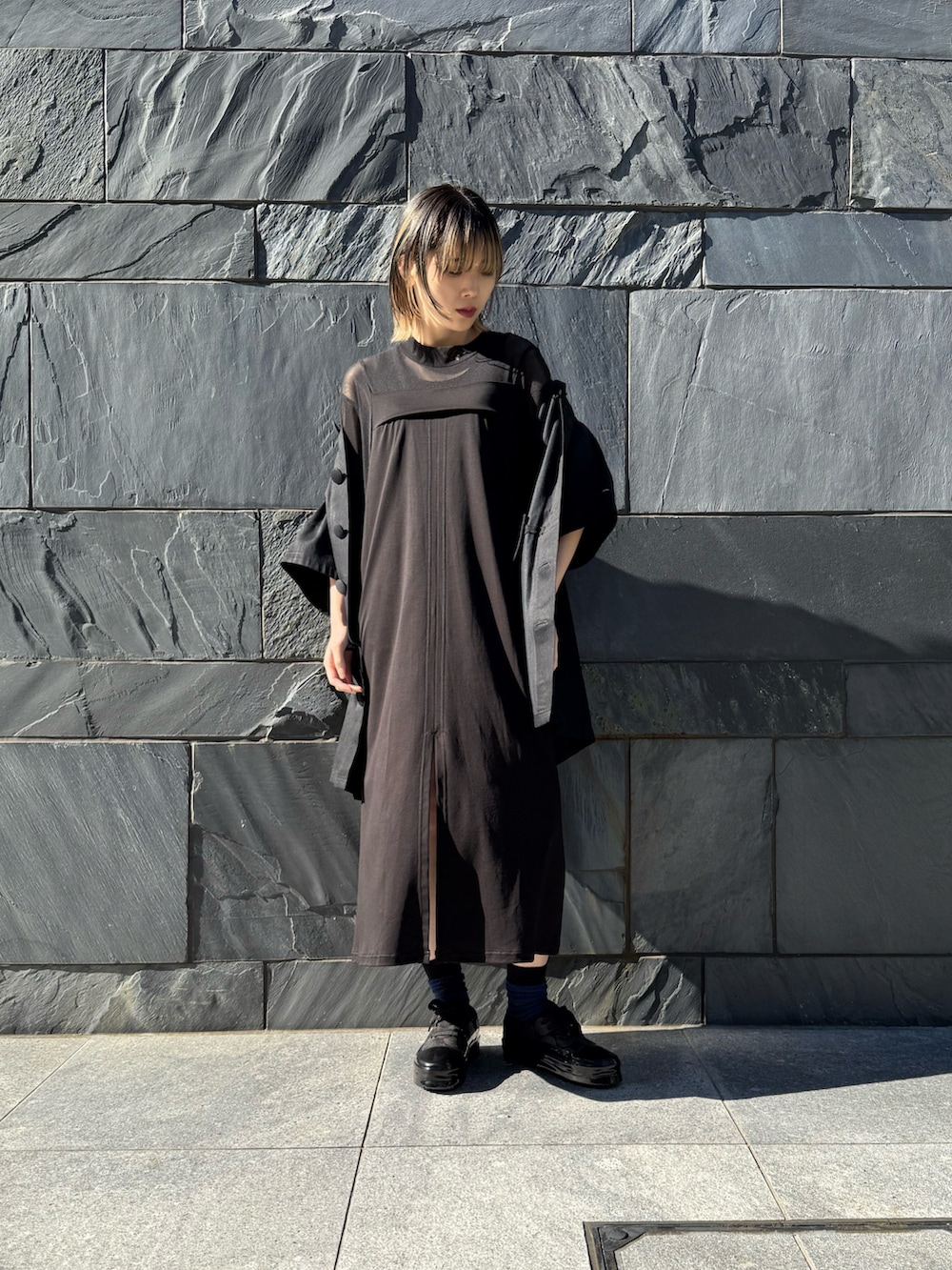 「gomme、gomme_56、gommehomme、25SS春の新作、25ss、ブラック、ブラックコーデ、ワンピース、スリット、透け感、デニムジャケット」｜「gommeの8ozデニム　コクーンデニムジャケット（デニムジャケット、ブラック系）」を使った、gommeさん（レディース・164cm）の冬コーディネートの2枚目の写真