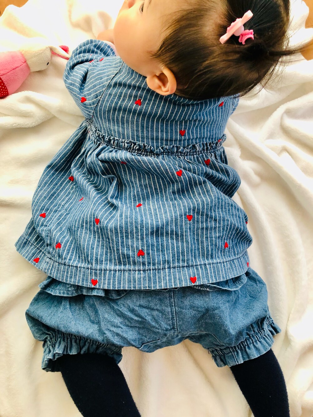 ブルー系のトップス、パープル系のロンパース、ブルー系のその他ベビーウェアを着用したキッズの冬コーディネートの3枚目の写真