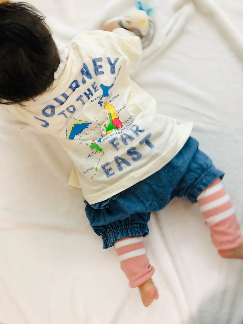 ホワイト系のTシャツ/カットソー、ブルー系のその他ベビーウェア、ピンク系のレッグウェアを着用したキッズの春コーディネートの2枚目の写真