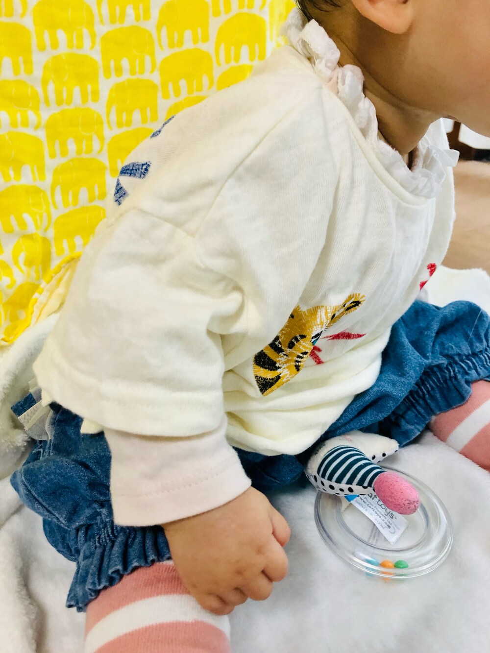 ホワイト系のTシャツ/カットソー、ブルー系のその他ベビーウェア、ピンク系のレッグウェアを着用したキッズの春コーディネートの5枚目の写真