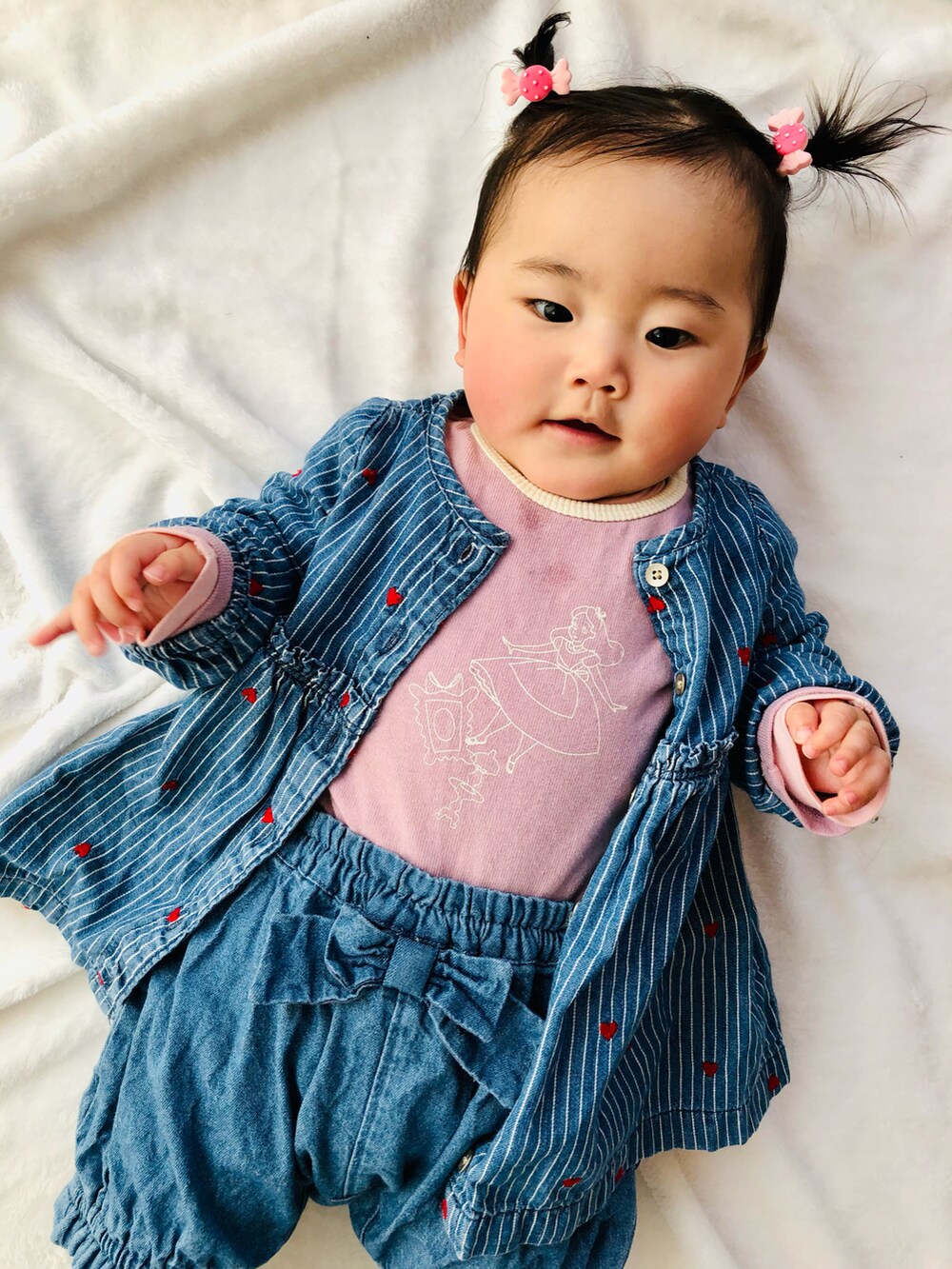 ブルー系のトップス、パープル系のロンパース、ブルー系のその他ベビーウェアを着用したキッズの冬コーディネートの2枚目の写真