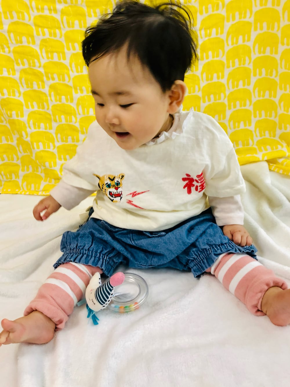 ホワイト系のTシャツ/カットソー、ブルー系のその他ベビーウェア、ピンク系のレッグウェアを着用したキッズの春コーディネートの3枚目の写真