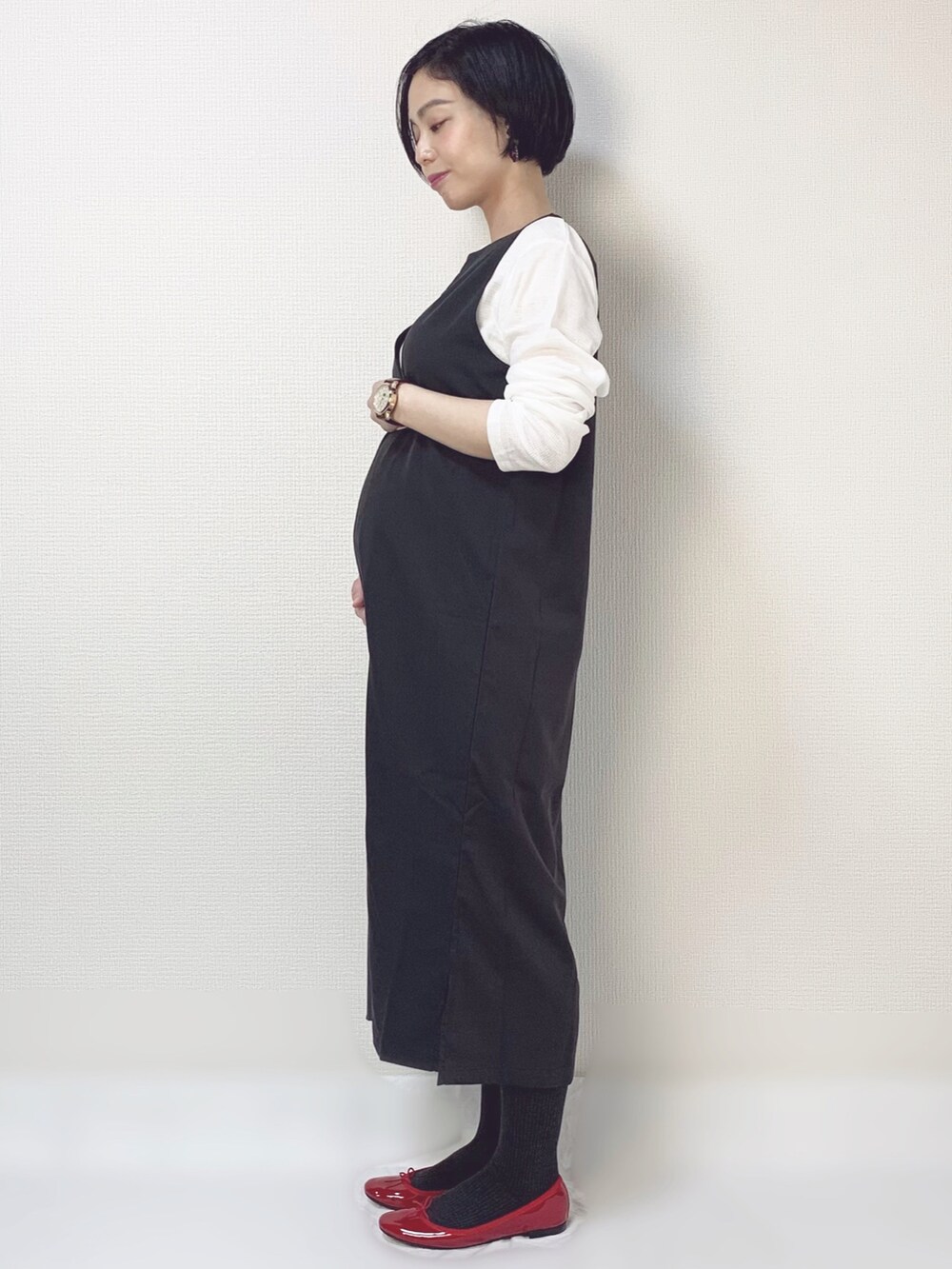 「セットアップ、ジャンパースカート、サロペットスカート、モノトーン、レペット、repetto、バレエシューズ、タイツ、差し色、春コーデ、シンプル、ママコーデ、マタニティ、マタニティコーデ、妊娠6ヶ月」|「Chez toiの【お得なセットアイテム】長袖CS×スラッシュネックジャンスカSET(ワンピース、ブラック系)」を使った、まーみんさん(レディース・160cm)の冬コーディネートの2枚目の写真