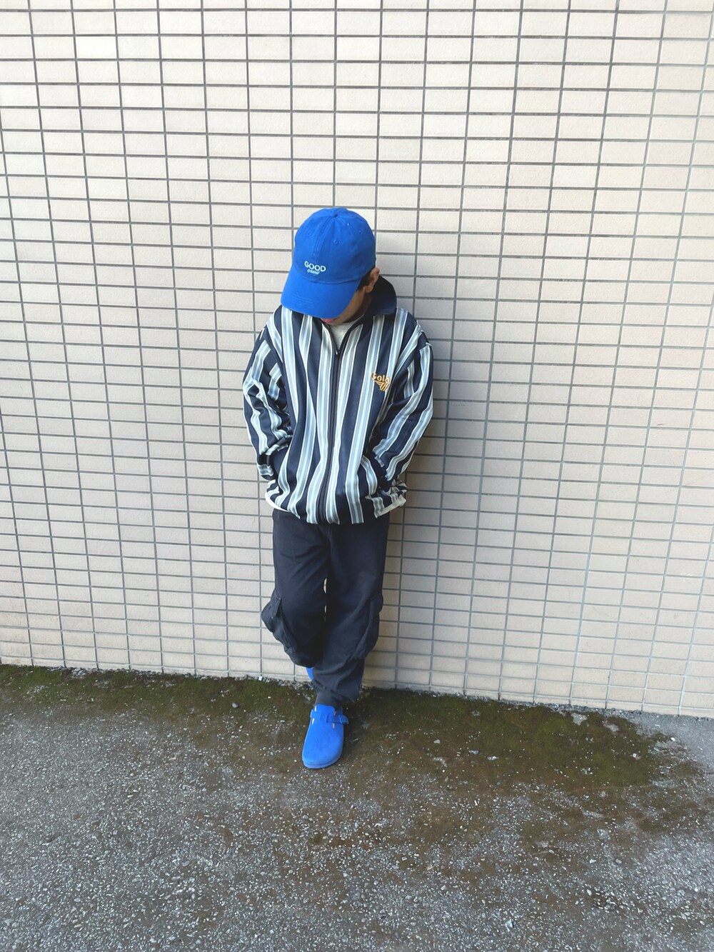 ブラック系のスウェットパンツ、ブルー系のサンダル、その他のその他アウターを着用したキッズの秋コーディネートの2枚目の写真