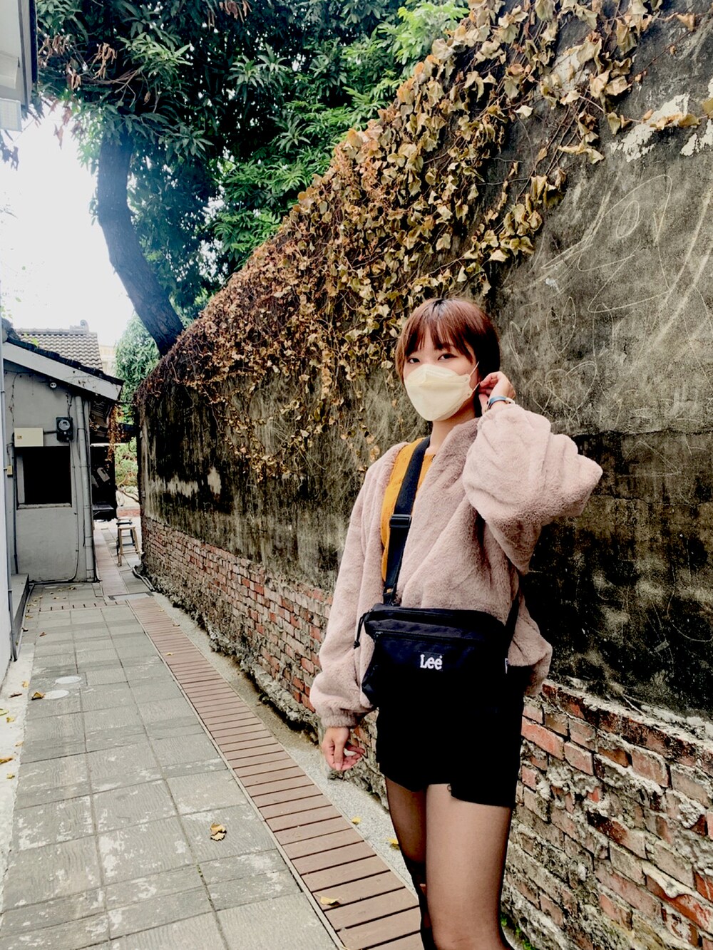 ベージュ系のダッフルコートを着用したレディースの夏コーディネートの2枚目の写真