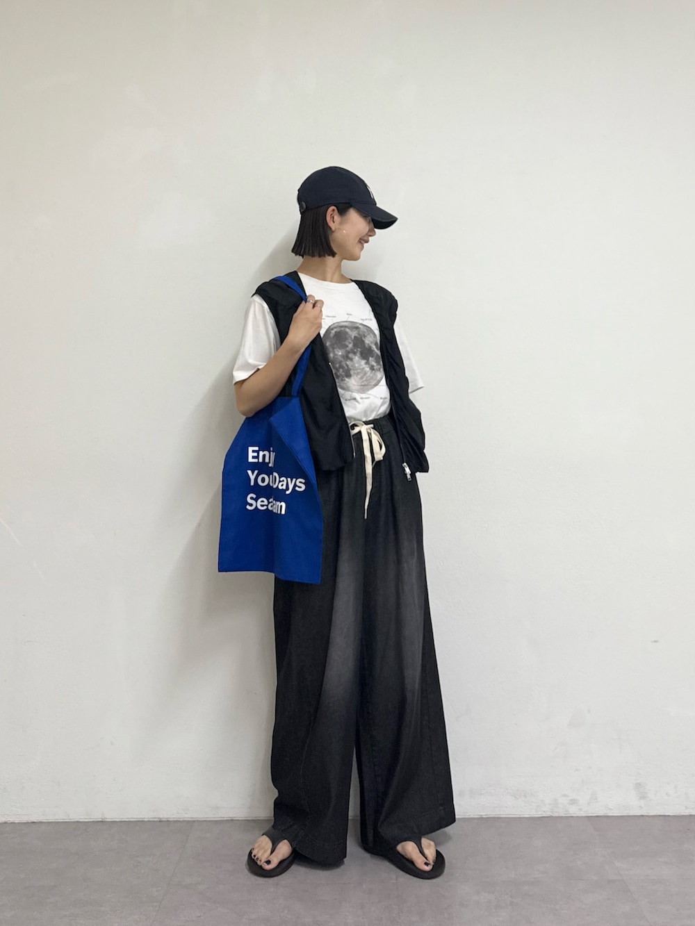 「モノトーン、白Tシャツ、やっぱり帽子が好き、デニム、サンダル、プチプラ、キャップ、レイヤードスタイル、パンツコーデ、夏ファッション、CIAOPANIC TYPY、ベスト、キャップ女子、カジュアルコーデ」｜「CIAOPANIC TYPYの【低身長・高身長対応/サイズ展開あり】柔らかワイドイージーデニム（デニムパンツ、ブラック系）」を使った、yumiさん（骨格ナチュラル・レディース・165cm）の春コーディネートの4枚目の写真
