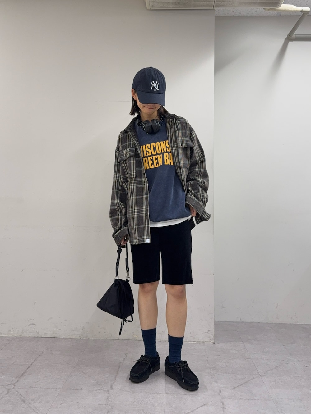 ブルー系のスウェット、ブラック系のショルダーバッグ、ブラウン系のシャツ/ブラウスを着用したレディースの秋コーディネートの3枚目の写真