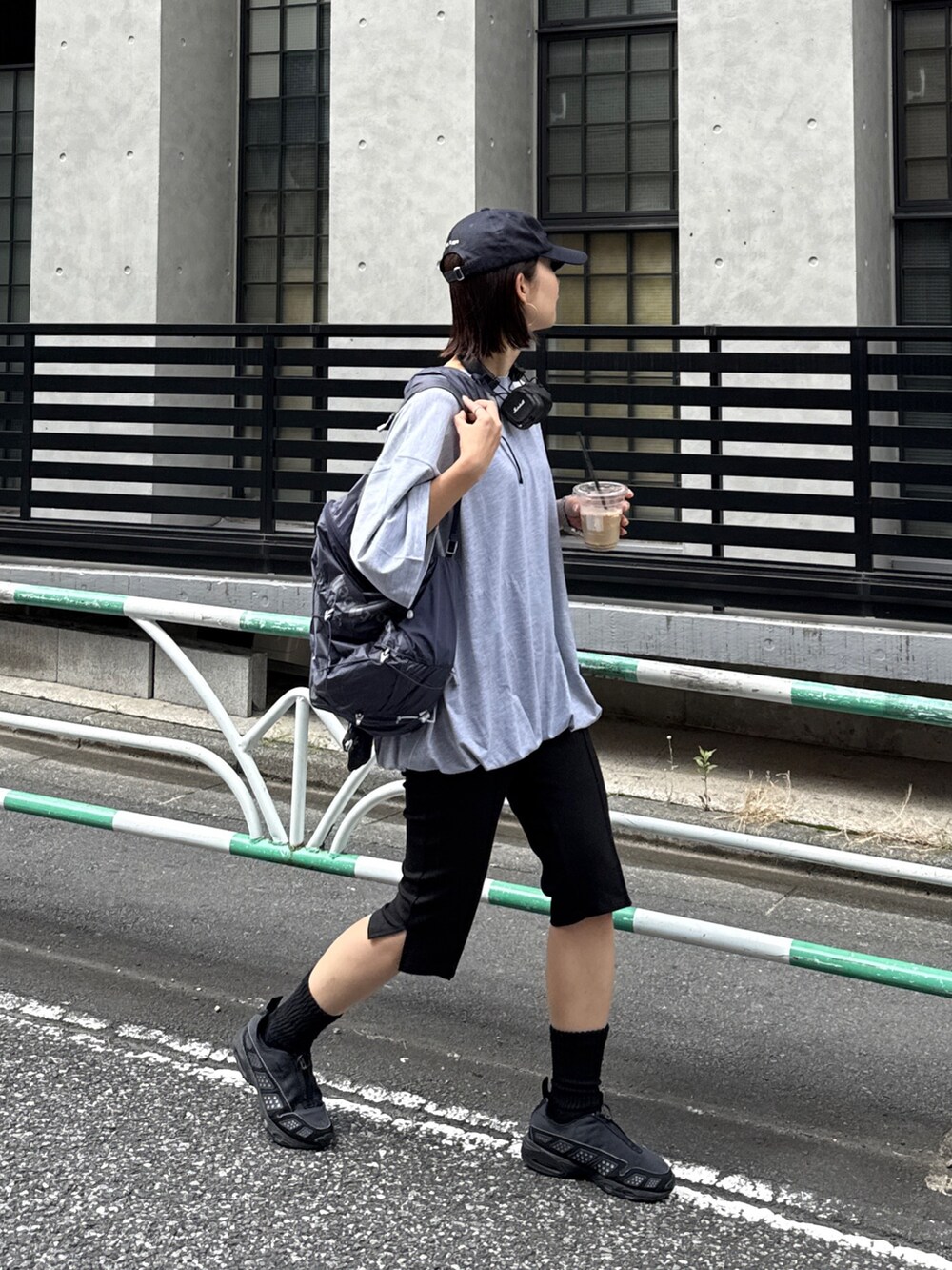 グレー系のTシャツ/カットソーを着用したレディースの夏コーディネートの3枚目の写真
