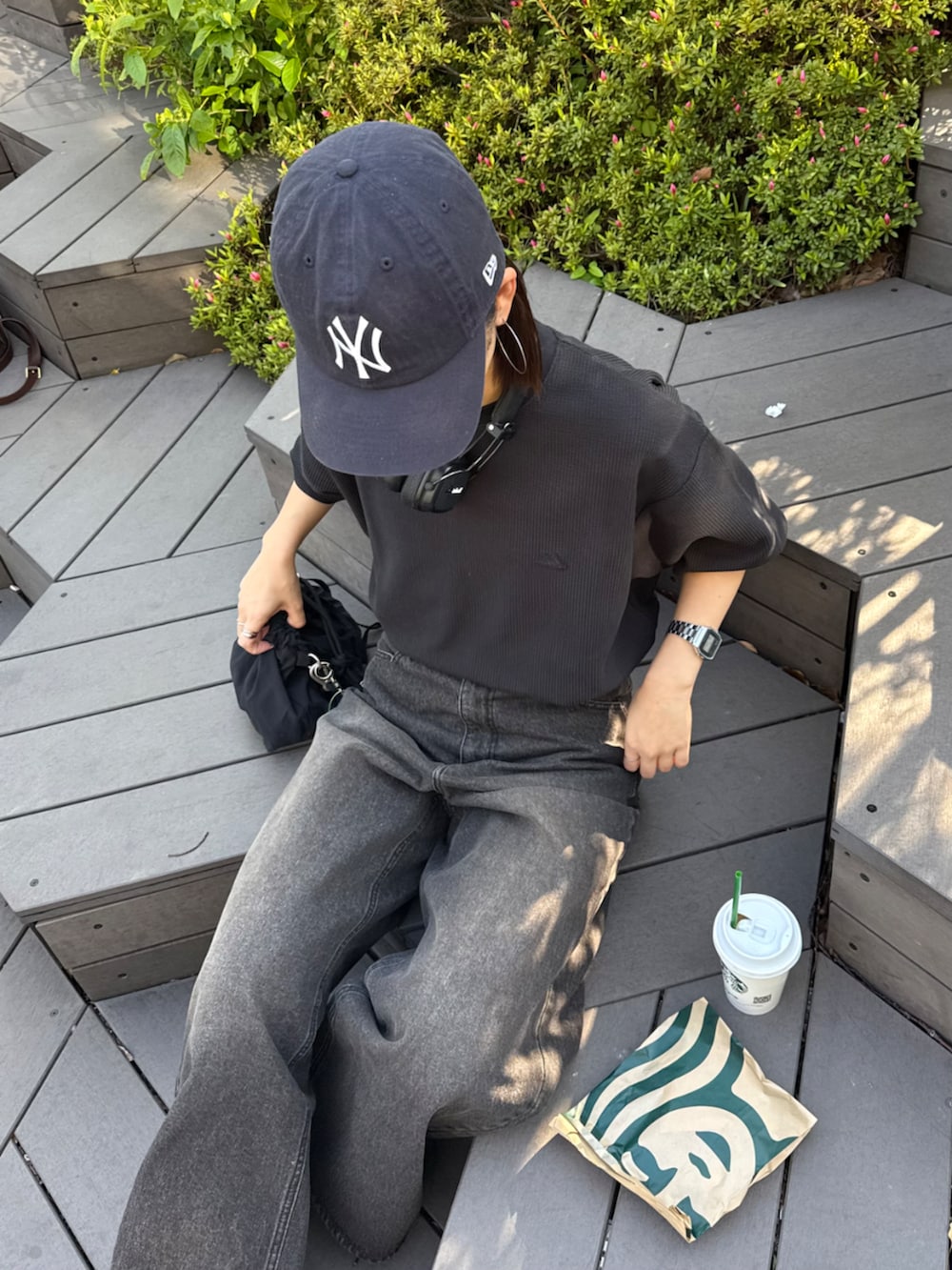 「最近のいい感じコーデ、モノトーン、プチプラ、大人カジュアル、春夏コーデ、キャップ、シンプルコーデ、デニム、お出かけコーデ、franklinclimbing、CIAOPANIC TYPY、高身長女子、骨格ナチュラル」｜「CIAOPANIC TYPYの【UNISEX】2WAY巾着バッグ/キーホルダー付き（ショルダーバッグ、ブラック系）」を使った、yumiさん（骨格ナチュラル・レディース・165cm）の春コーディネートの4枚目の写真