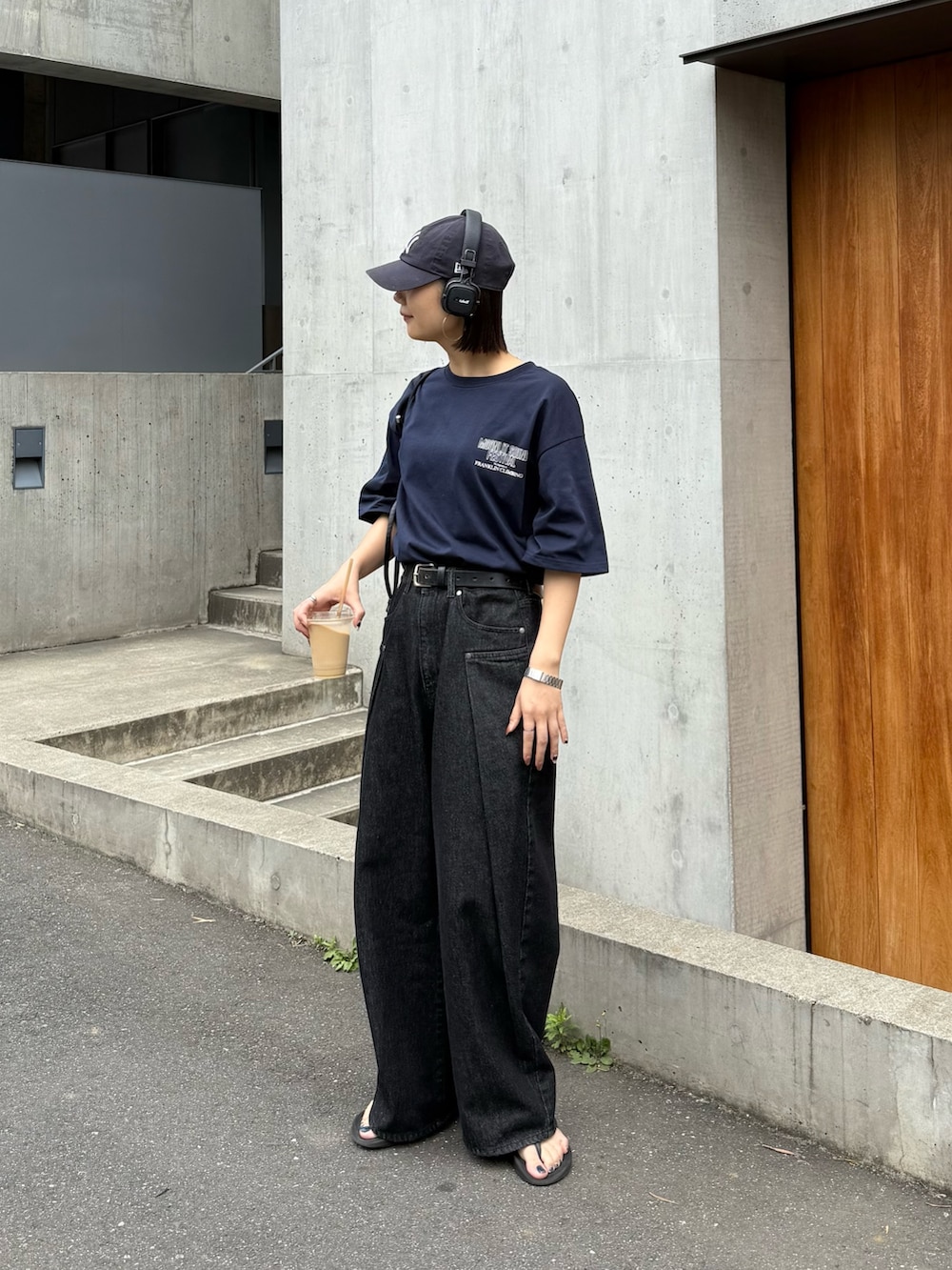 「プチプラ、キャップ、デニム、夏コーデ、CIAOPANIC TYPY、franklinclimbing、Tシャツ、骨格ナチュラル、高身長女子、シンプルコーデ、メンズライクコーデ」｜「CIAOPANIC TYPYの【UNISEX】タックデザインワイドデニム（デニムパンツ、ブラック系）」を使った、yumiさん（骨格ナチュラル・レディース・165cm）の夏コーディネートの2枚目の写真