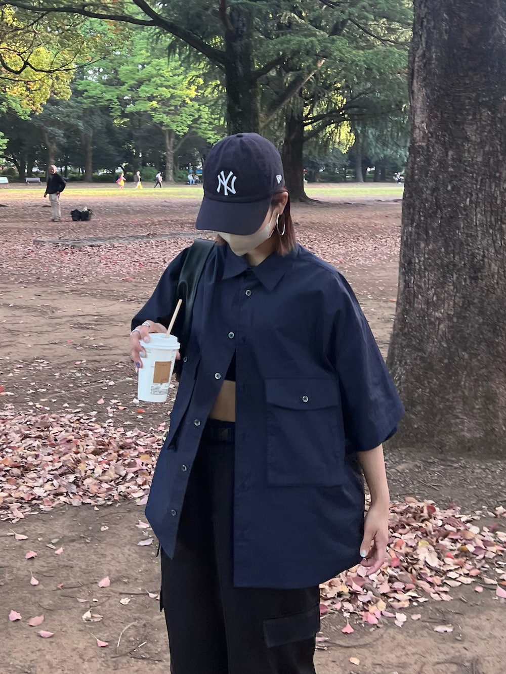 「シンプルコーデ、プチプラ、ビッグシルエット、休日スタイル、春夏コーデ、キャップ、シャツスタイル、初夏コーデ、CIAOPANIC TYPY、サンダル、高身長コーデ、骨格ナチュラル、シンプル、キレイめカジュアル、メンズライク」｜「CIAOPANIC TYPYのブロードビッグポケットビッグシャツ（シャツ/ブラウス、ブルー系）」を使った、yumiさん（骨格ナチュラル・レディース・165cm）の春コーディネートの4枚目の写真