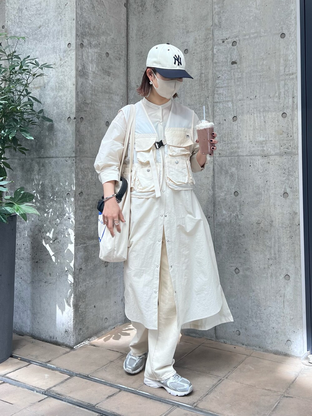 「春服みてみて、休日スタイル、春コーデ、ボリューム袖、韓国ファッション、ベージュ、キャップ、ワントーンコーデ、ホワイトコーデ、CIAOPANIC TYPY、高身長女子、骨格ナチュラル、プチプラコーデ」|「CIAOPANIC TYPYの【GRAND CANYON】撥水キャンプシャツワンピ(シャツワンピース、ホワイト系)」を使った、yumiさん(骨格ナチュラル・レディース・165cm)の春コーディネートの2枚目の写真