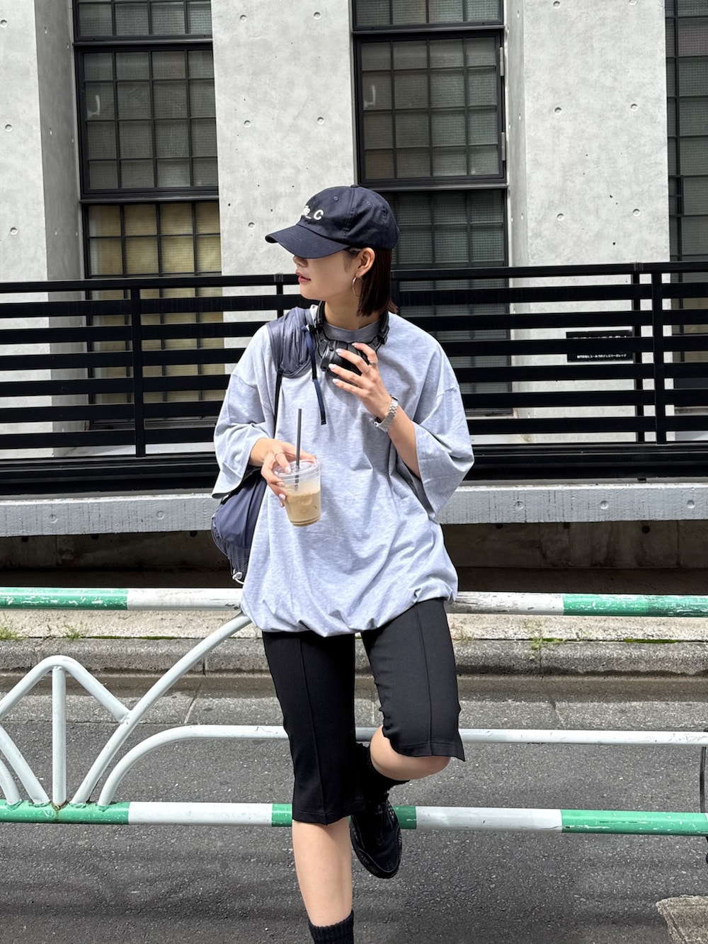 グレー系のTシャツ/カットソーを着用したレディースの夏コーディネートの4枚目の写真