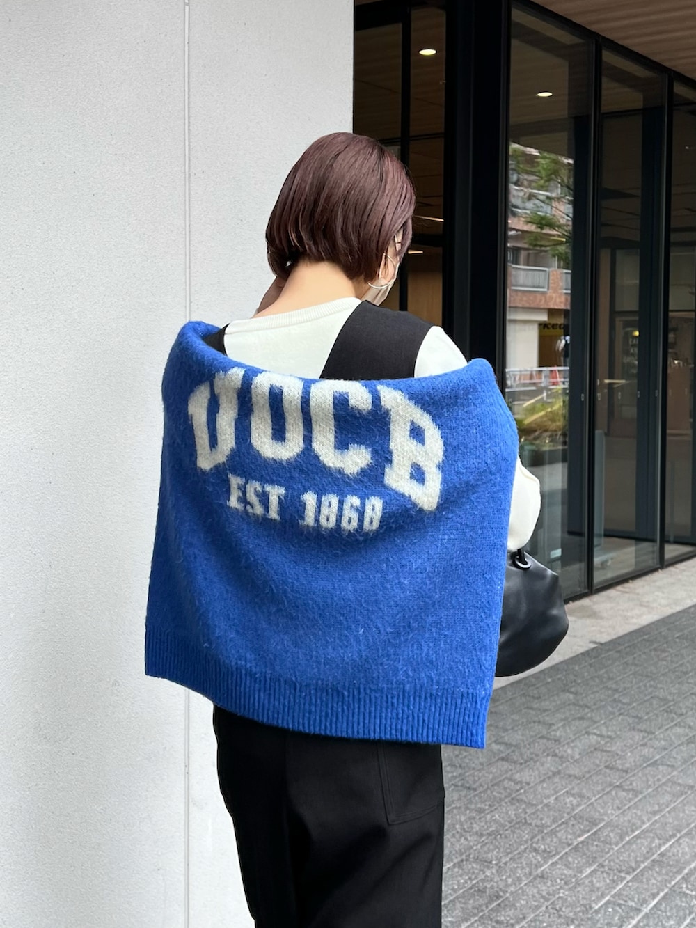 「冬コーデ、お出かけコーデ、オトナ女子、キレイめカジュアル、クリスマスに着たい服、レイヤードスタイル、マイベストコーデ2022、休日スタイル、サロペット、サイドゴアブーツ、CIAOPANIC TYPY、骨格ナチュラル、高身長女子、高身長コーデ」|「CIAOPANIC TYPYのサイドゴアブーツ(ブーツ、ブラック系)」を使った、yumiさん(骨格ナチュラル・レディース・165cm)の冬コーディネートの3枚目の写真