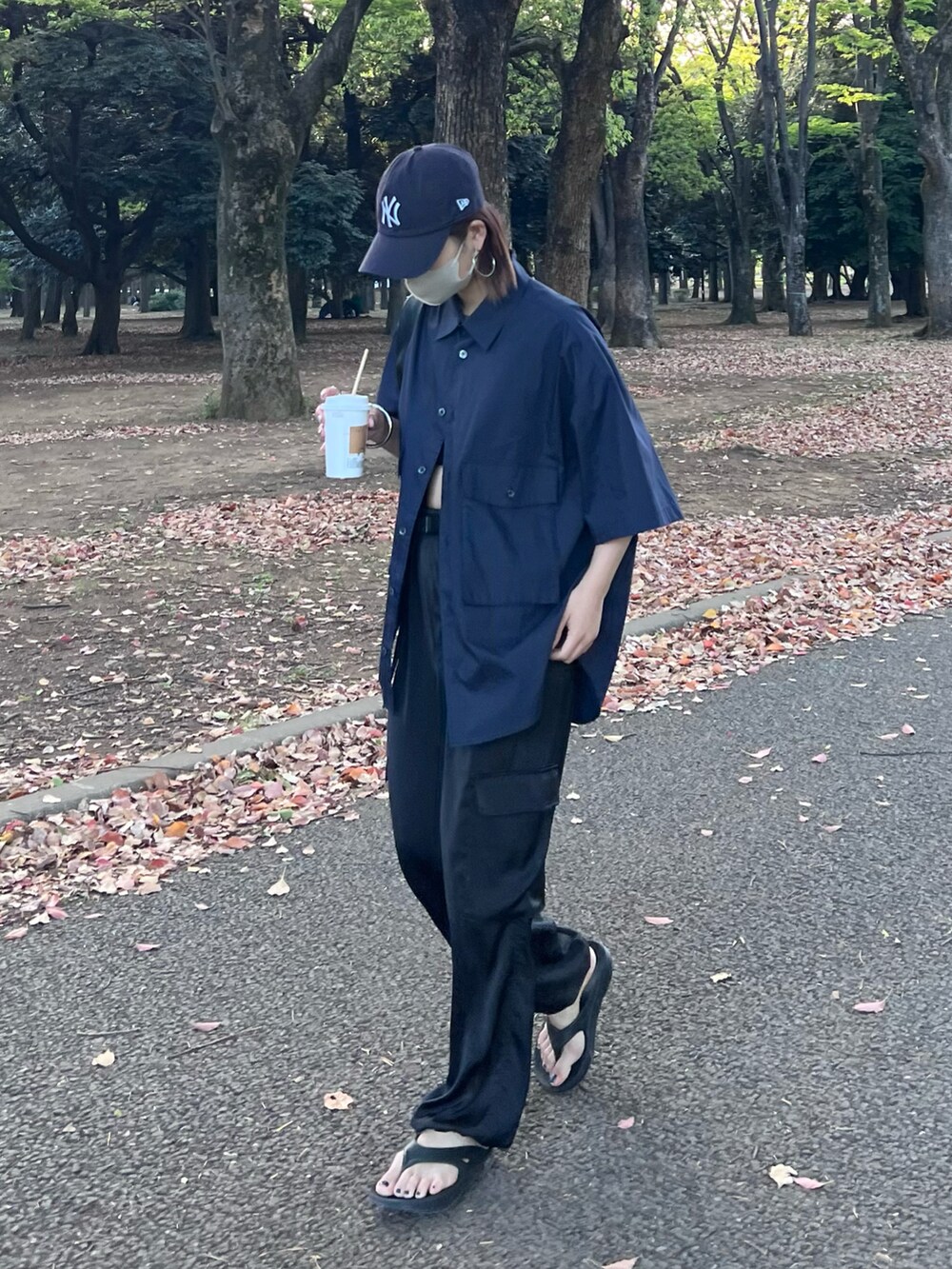 「シンプルコーデ、プチプラ、ビッグシルエット、休日スタイル、春夏コーデ、キャップ、シャツスタイル、初夏コーデ、CIAOPANIC TYPY、サンダル、高身長コーデ、骨格ナチュラル、シンプル、キレイめカジュアル、メンズライク」｜「CIAOPANIC TYPYのブロードビッグポケットビッグシャツ（シャツ/ブラウス、ブルー系）」を使った、yumiさん（骨格ナチュラル・レディース・165cm）の春コーディネートの2枚目の写真
