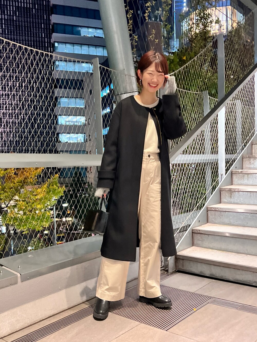「きれいめカジュアル、秋冬コーデ、ビッグシルエット、プチプラ、コート、モノトーンコーデ、アームウォーマー、秋服コーデ、サイドゴアブーツ、CIAOPANIC TYPY、骨格ナチュラル、ロングコート」|「CIAOPANIC TYPYの【CPC SCAMP】スクエアミニショルダーバッグ(ショルダーバッグ、ブラック系)」を使った、yumiさん(骨格ナチュラル・レディース・165cm)の秋コーディネートの2枚目の写真