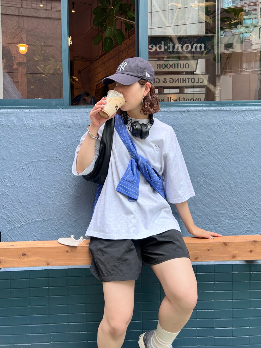 「休日スタイル、お出かけコーデ日記、スニーカー、春夏コーデ、キャップ、ショートパンツ、ストライプシャツ、franklinclimbing、CIAOPANIC TYPY、高身長女子、骨格ナチュラルコーデ、Tシャツ、ラフコーデ、プチプラ、スポーツミックス」｜「Franklin Climbingの【Franklin Climbing】水陸両用マウンテンバギーズショートパンツ（水着、ブラック系）」を使った、yumiさん（骨格ナチュラル・レディース・165cm）の春コーディネートの3枚目の写真