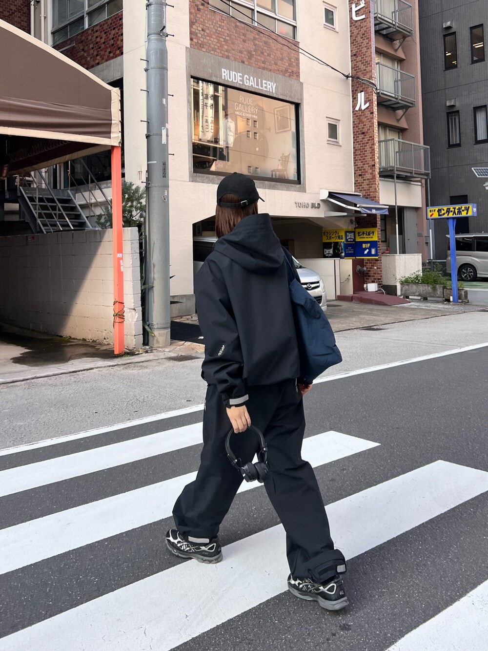 「カジュアルスタイル、高身長女子、ブラック、poler、ノームコア、メンズライク、franklinclimbing、ナイロンジャケット、ナイロンパンツ、セットアップ、骨格ナチュラル、キャップ女子、スニーカーコーデ」｜「Franklin Climbingの【Franklin ClimbingｘPOLER】コラボビックシルエットスノーアウター（ナイロンジャケット、ブラック系）」を使った、yumiさん（骨格ナチュラル・レディース・165cm）の秋コーディネートの4枚目の写真