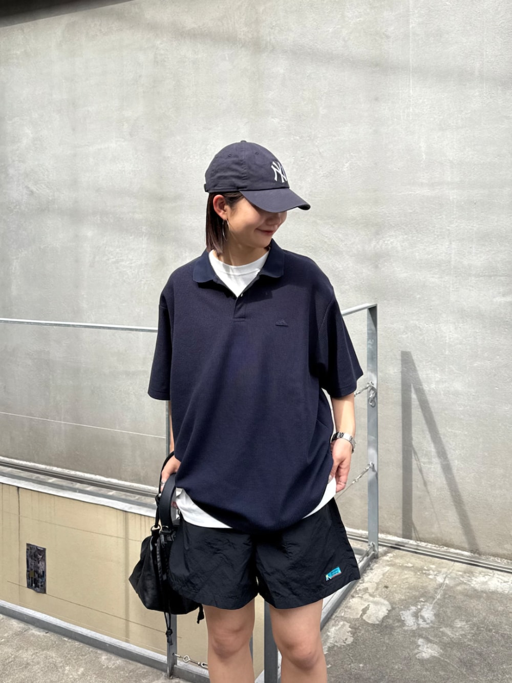「大人カジュアル、最近のいい感じコーデ、アウトドアスタイル、モノトーン、キャップ、スポーツミックス、シンプルコーデ、ショートパンツ、休日スタイル、夏ファッション、CIAOPANIC TYPY、franklinclimbing、スニーカーコーデ」｜「CIAOPANIC TYPYの【UNISEX】2WAYアソート巾着バッグ/８色展開（ショルダーバッグ、ブラック系）」を使った、yumiさん（骨格ナチュラル・レディース・165cm）の春コーディネートの3枚目の写真