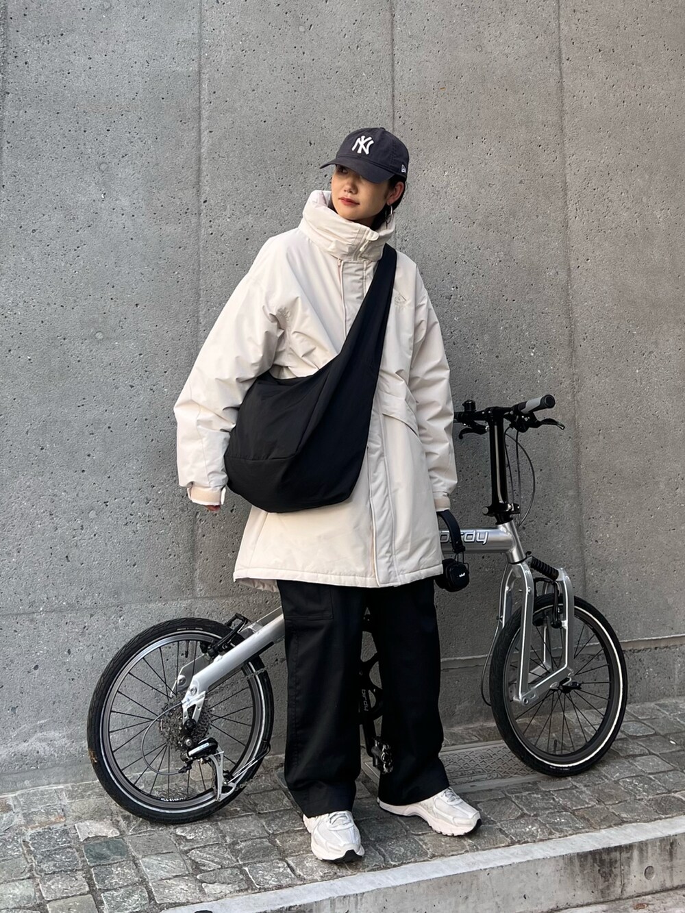 「秋冬コーデ、シンプルスタイル、休日スタイル、スニーカー、キャップ、カーゴパンツ、ショルダーバッグ、モノトーン、ビッグシルエット、お出かけコーデ、モンスターパーカー、franklinclimbing、高身長女子、骨格ナチュラル、ゆったりコーデ」|「Franklin Climbingの【Franklin Climbing】CLIMB BLOCK MONSTER PARKA(ダウンジャケット/コート、ホワイト系)」を使った、yumiさん(骨格ナチュラル・レディース・165cm)の秋コーディネートの2枚目の写真