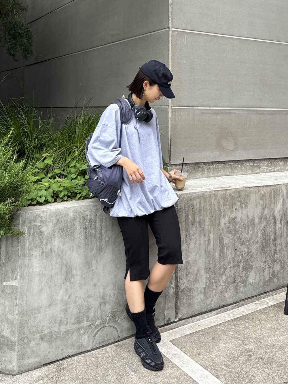 グレー系のTシャツ/カットソーを着用したレディースの夏コーディネートの2枚目の写真