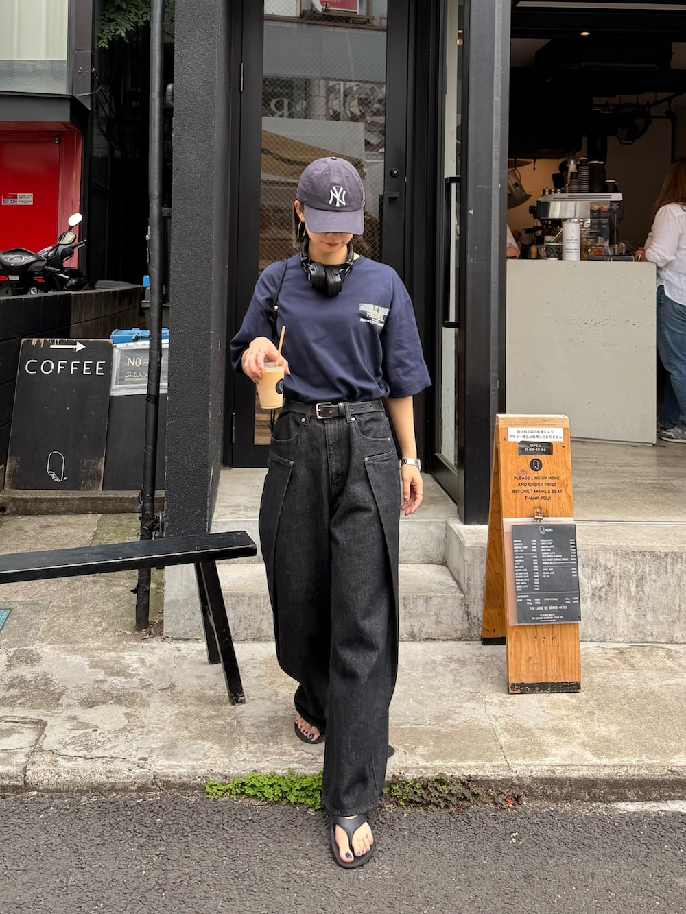 「プチプラ、キャップ、デニム、夏コーデ、CIAOPANIC TYPY、franklinclimbing、Tシャツ、骨格ナチュラル、高身長女子、シンプルコーデ、メンズライクコーデ」｜「CIAOPANIC TYPYの【UNISEX】タックデザインワイドデニム（デニムパンツ、ブラック系）」を使った、yumiさん（骨格ナチュラル・レディース・165cm）の夏コーディネートの4枚目の写真