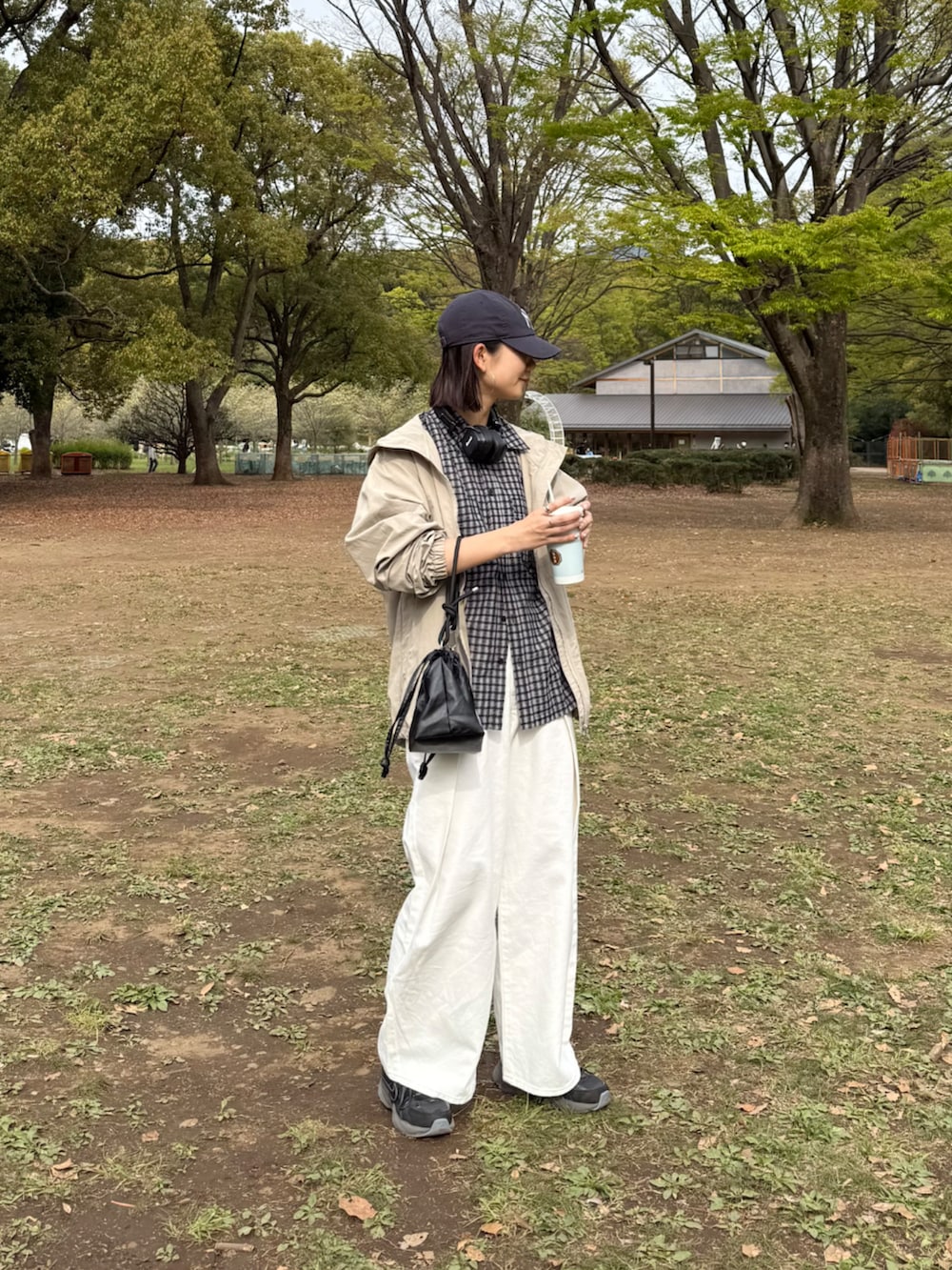 「大人カジュアル、最近のいい感じコーデ、アウトドアスタイル、春夏コーデ、スポーツミックス、シンプルコーデ、デニム、休日スタイル、CIAOPANIC TYPY、franklinclimbing、マウンテンパーカー、シャツスタイル」｜「Franklin Climbingの【Franklin Climbing】マウンテンジャケット（マウンテンパーカー、グレー系）」を使った、yumiさん（骨格ナチュラル・レディース・165cm）の春コーディネートの2枚目の写真