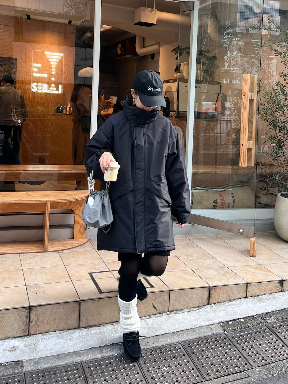 「ロングコート、冬アウター、franklinclimbing、CIAOPANIC TYPY、モンスターパーカー、ブラックコーデ、キャップ女子、レッグウォーマー、骨格ナチュラル、高身長女子、シンプルスタイル、冬服」|「Franklin Climbingの【Franklin Climbing】ビックシルエットブロックモンスターパーカー(ダウンジャケット/コート、ブラック系)」を使った、yumiさん(骨格ナチュラル・レディース・165cm)の冬コーディネートの2枚目の写真