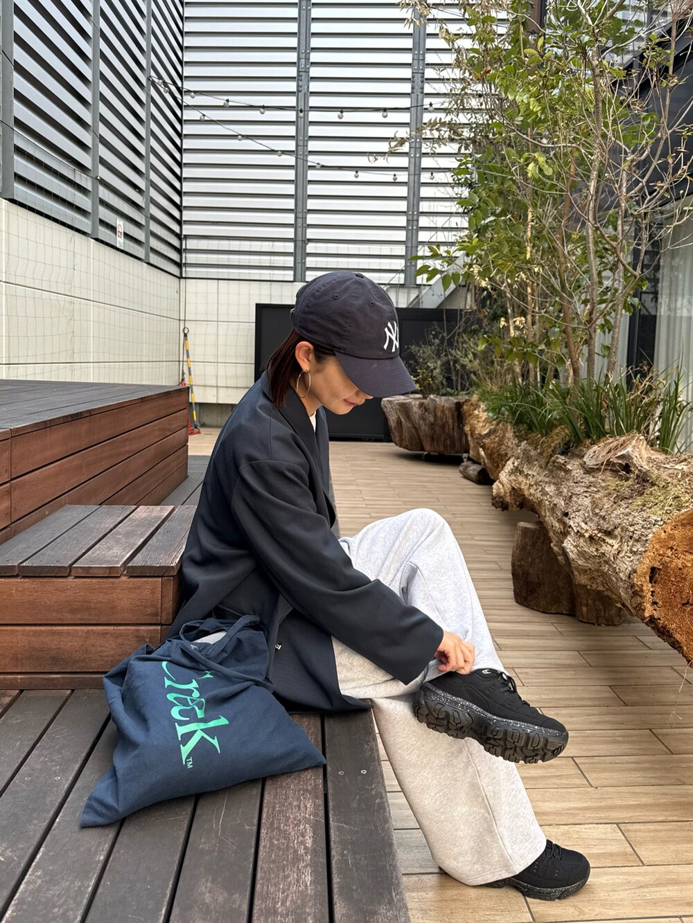 「春服、紺ブレ、ジャケット、メンズライク、キャップ女子、GEVACO、CIAOPANIC TYPY、スニーカーコーデ、プチプラコーデ、高身長女子、骨格ナチュラル」｜「GEVACOの【GEVACO】GEVACOダブルブレストジャケット（テーラードジャケット、ブルー系）」を使った、yumiさん（骨格ナチュラル・レディース・165cm）の冬コーディネートの2枚目の写真