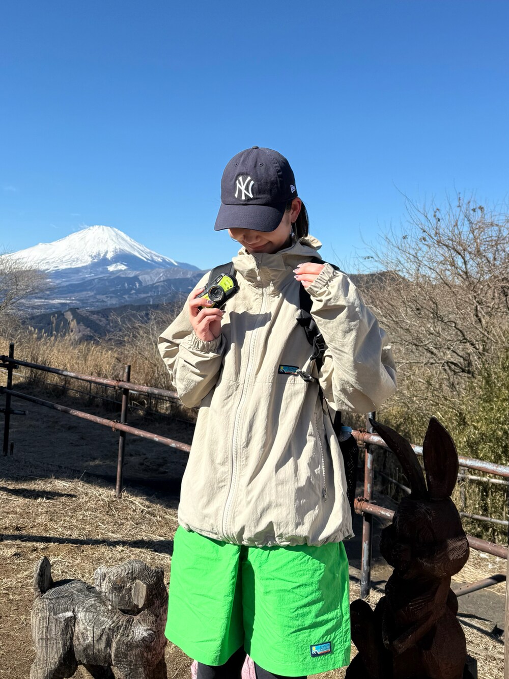 「春、franklinclimbing、マウンテンパーカー、アウトドアスタイル、高身長女子、骨格ナチュラル、スニーカー女子、メンズライク、キャップ女子、春アウター」|「Franklin Climbingの【Franklin Climbing】マウンテンジャケット(マウンテンパーカー、グレー系)」を使った、yumiさん(骨格ナチュラル・レディース・165cm)の冬コーディネートの2枚目の写真