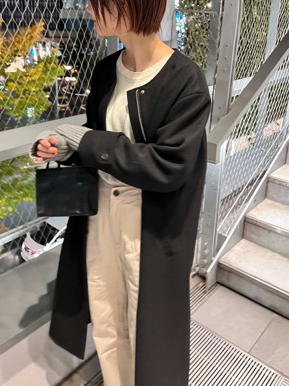 「きれいめカジュアル、秋冬コーデ、ビッグシルエット、プチプラ、コート、モノトーンコーデ、アームウォーマー、秋服コーデ、サイドゴアブーツ、CIAOPANIC TYPY、骨格ナチュラル、ロングコート」|「CIAOPANIC TYPYの【CPC SCAMP】スクエアミニショルダーバッグ(ショルダーバッグ、ブラック系)」を使った、yumiさん(骨格ナチュラル・レディース・165cm)の秋コーディネートの3枚目の写真