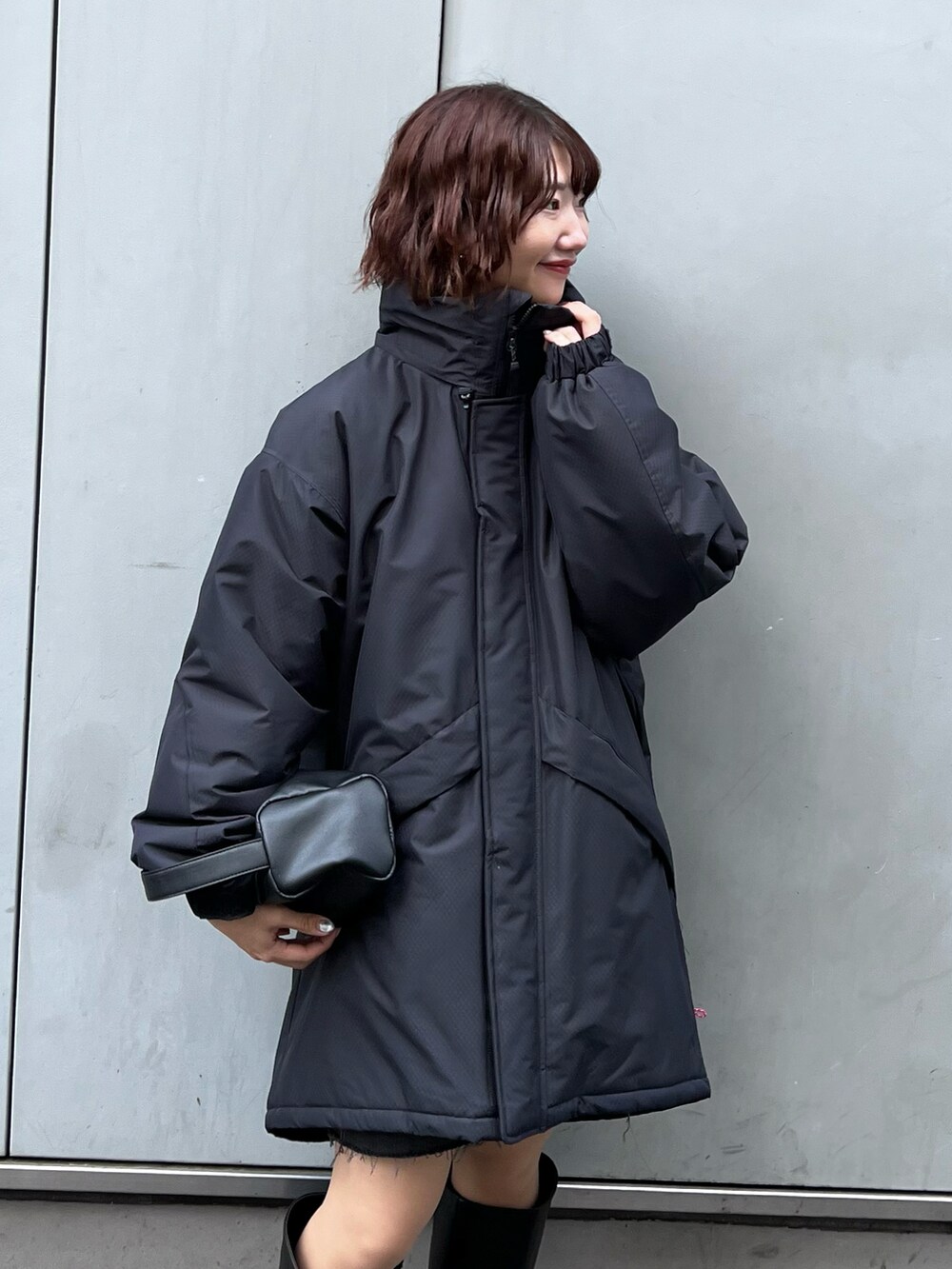 「モンスターパーカー、ロングブーツ、マイベストコーデ2022、休日スタイル、ブラックコーデ、CIAOPANIC TYPY、franklinclimbing、高身長女子、骨格ナチュラル、冬コーデ、中綿ジャケット、大人女子、モード」|「CIAOPANIC TYPYの美脚ロングブーツ(ブーツ、ブラック系)」を使った、yumiさん(骨格ナチュラル・レディース・165cm)の冬コーディネートの2枚目の写真
