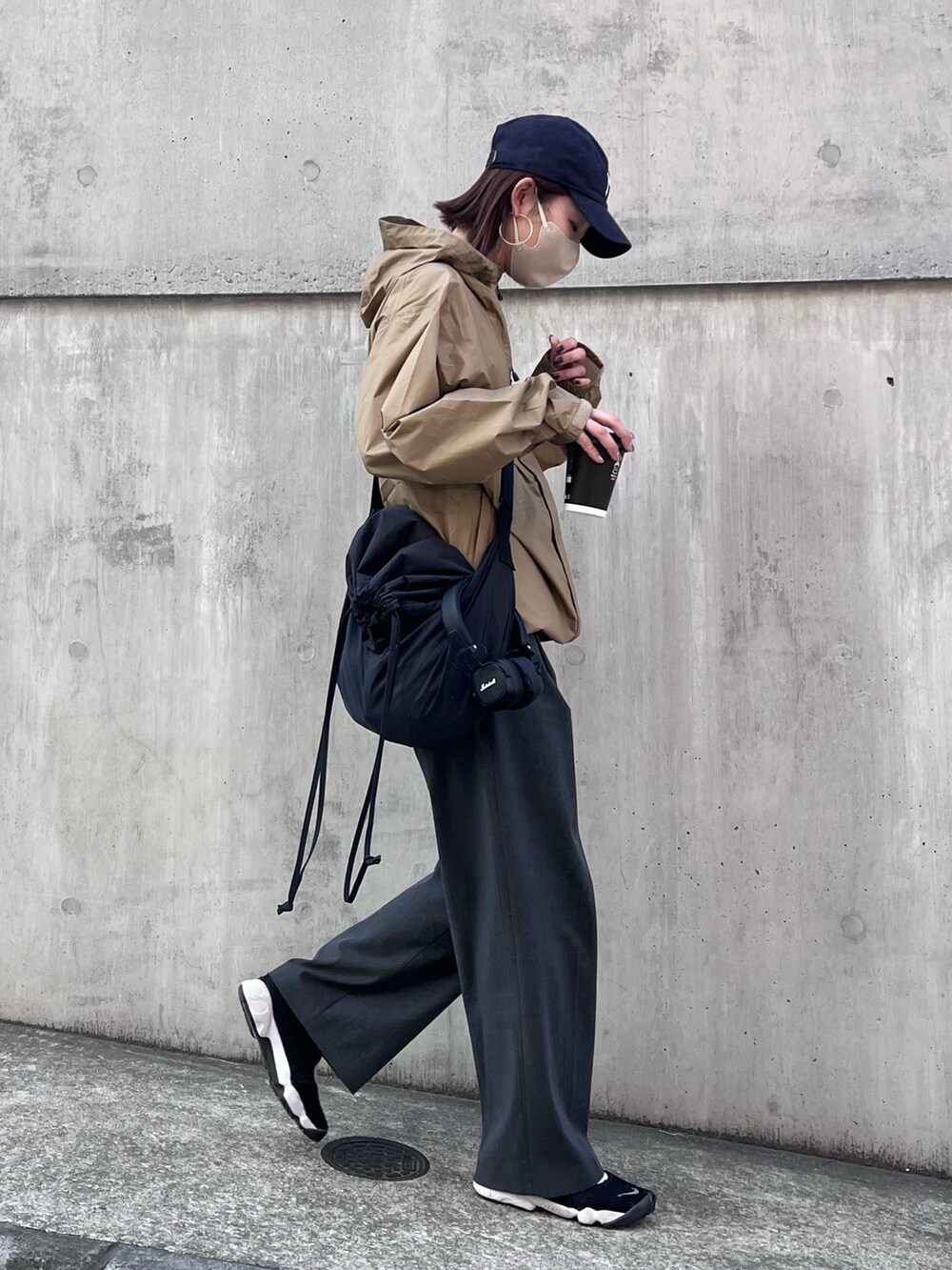 「春服コーデ、シンプルコーデ、春アウター、ビッグシルエット、プチプラ、春服みてみて、マウンテンパーカー、franklinclimbing、メンズライク、高身長コーデ、骨格ナチュラル、キャップ女子、エアリフト」｜「Franklin Climbingの【Franklin Climbing】クライム2.5レイヤーシェルジャケット（マウンテンパーカー、イエロー系）」を使った、yumiさん（骨格ナチュラル・レディース・165cm）の春コーディネートの2枚目の写真