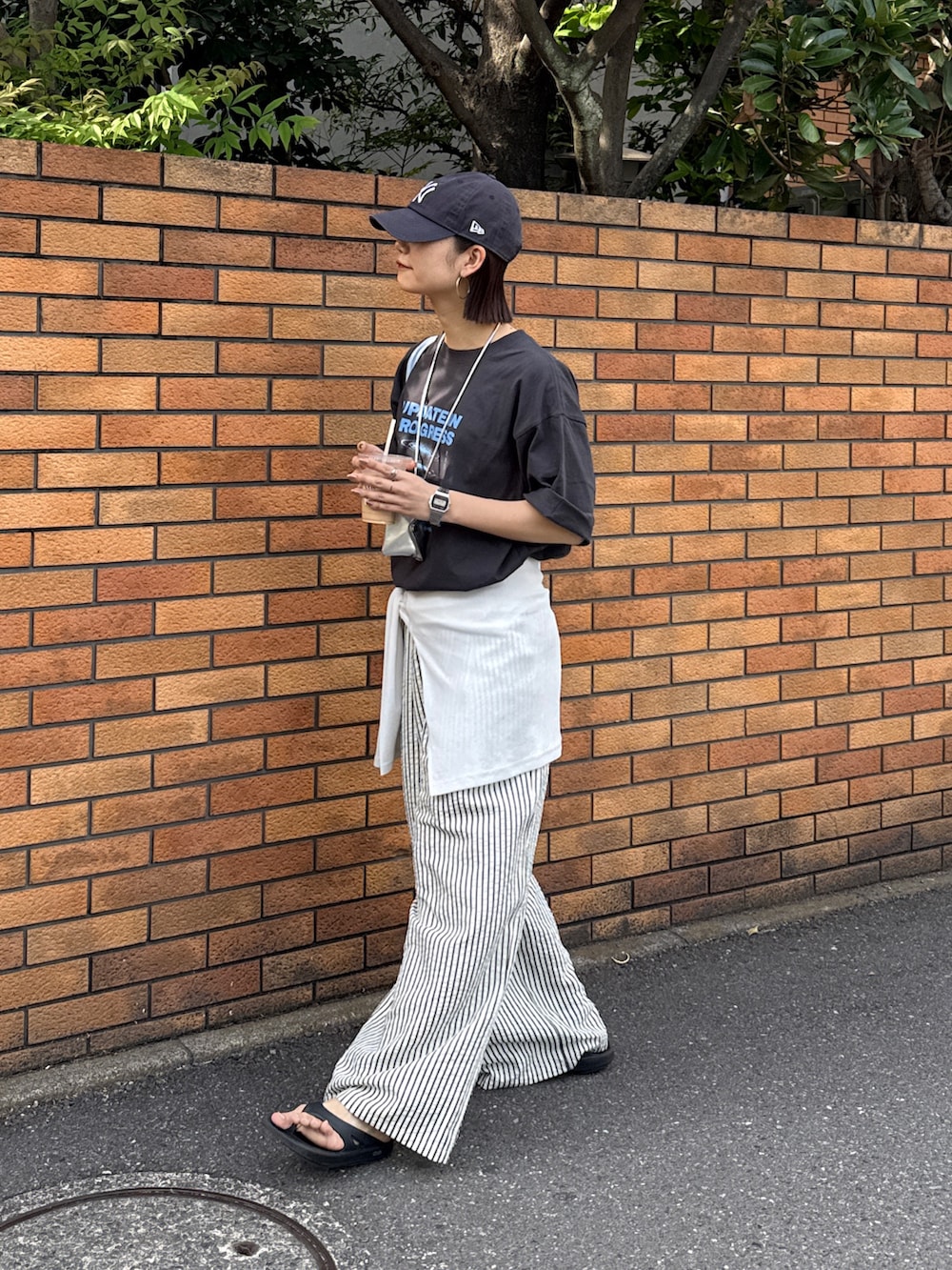 ホワイト系のTシャツ/カットソー、グレー系のTシャツ/カットソー、ホワイト系のその他パンツを着用したレディースの春コーディネートの2枚目の写真