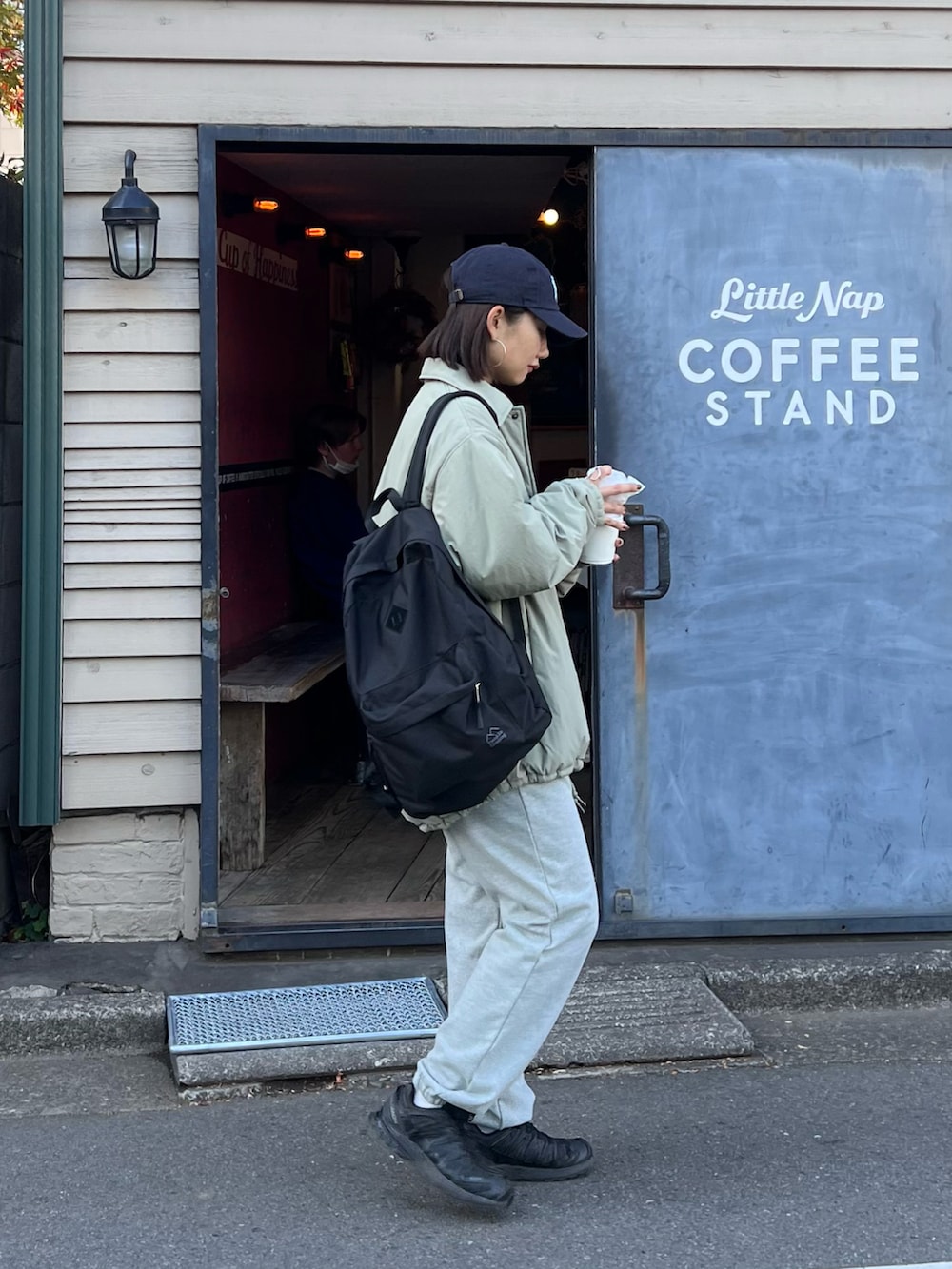 「スウェット、キャップ、冬アウター、休日スタイル、スニーカー、マイベストコーデ2023、お出かけコーデ、プチプラ、コーチジャケット、franklinclimbing、メンズライク、骨格ナチュラル、高身長女子、オトナカジュアル」｜「Franklin Climbingの【Franklin Climbing】ナイロン中綿コーチジャケット(ビッグシルエット)（ナイロンジャケット、グリーン系）」を使った、yumiさん（骨格ナチュラル・レディース・165cm）の冬コーディネートの2枚目の写真