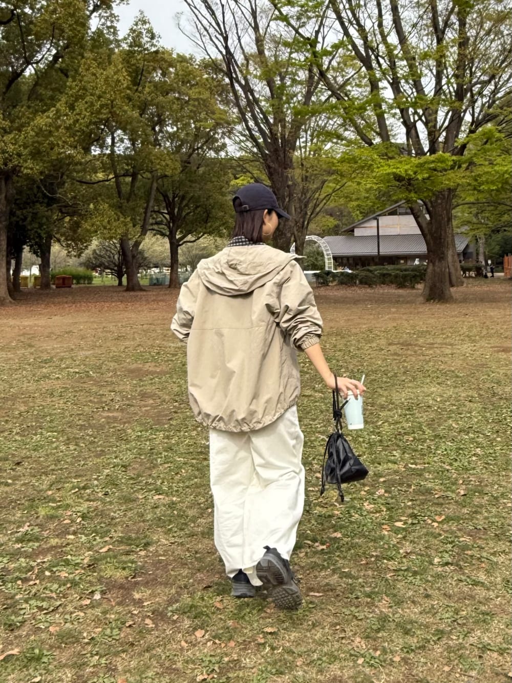 「大人カジュアル、最近のいい感じコーデ、アウトドアスタイル、春夏コーデ、スポーツミックス、シンプルコーデ、デニム、休日スタイル、CIAOPANIC TYPY、franklinclimbing、マウンテンパーカー、シャツスタイル」｜「Franklin Climbingの【Franklin Climbing】マウンテンジャケット（マウンテンパーカー、グレー系）」を使った、yumiさん（骨格ナチュラル・レディース・165cm）の春コーディネートの3枚目の写真