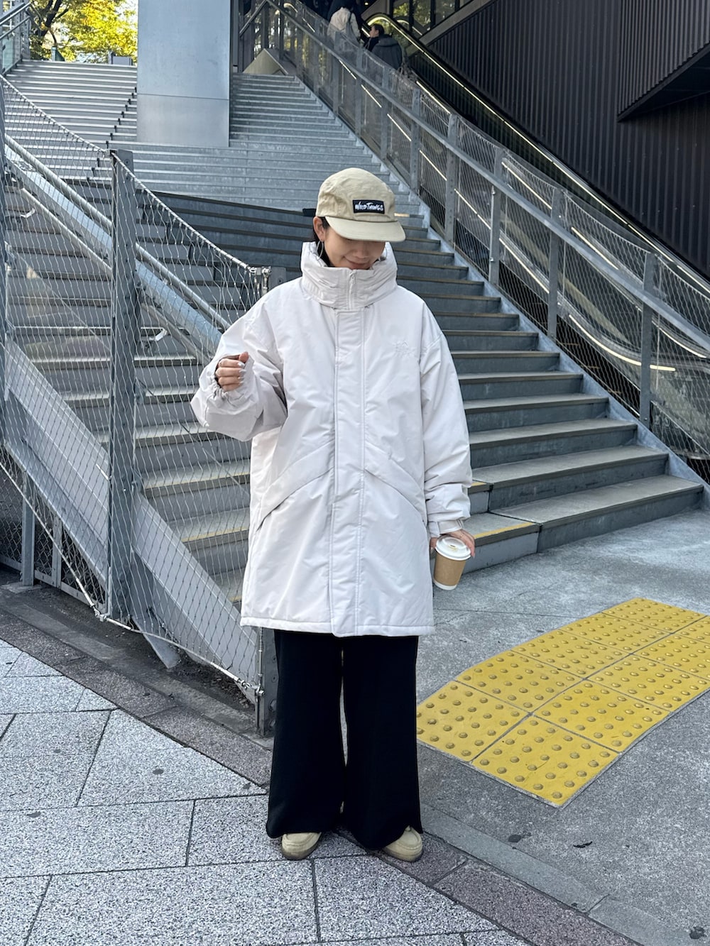 ホワイト系のダウンジャケット/コート、ブラック系のその他パンツを着用したレディースの秋コーディネートの4枚目の写真