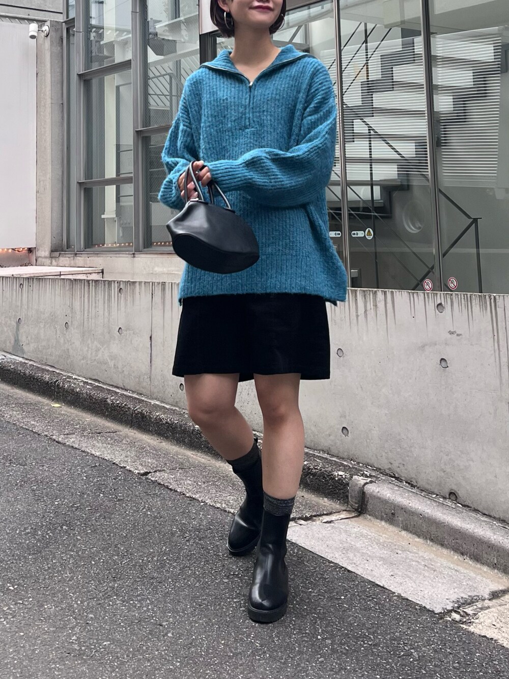 「冬コーデ、ハーフジップ、クリスマスに着たい服、マイベストコーデ2022、ショートパンツ、サイドゴアブーツ、休日スタイル、ビッグシルエット、キレイめカジュアル、CIAOPANIC TYPY、高身長女子、骨格ナチュラル、オトナカジュアル、シンプル、コーデュロイ」｜「CIAOPANIC TYPYのミックスハーフジップニット（ニット/セーター、ブルー系）」を使った、yumiさん（骨格ナチュラル・レディース・165cm）の冬コーディネートの2枚目の写真