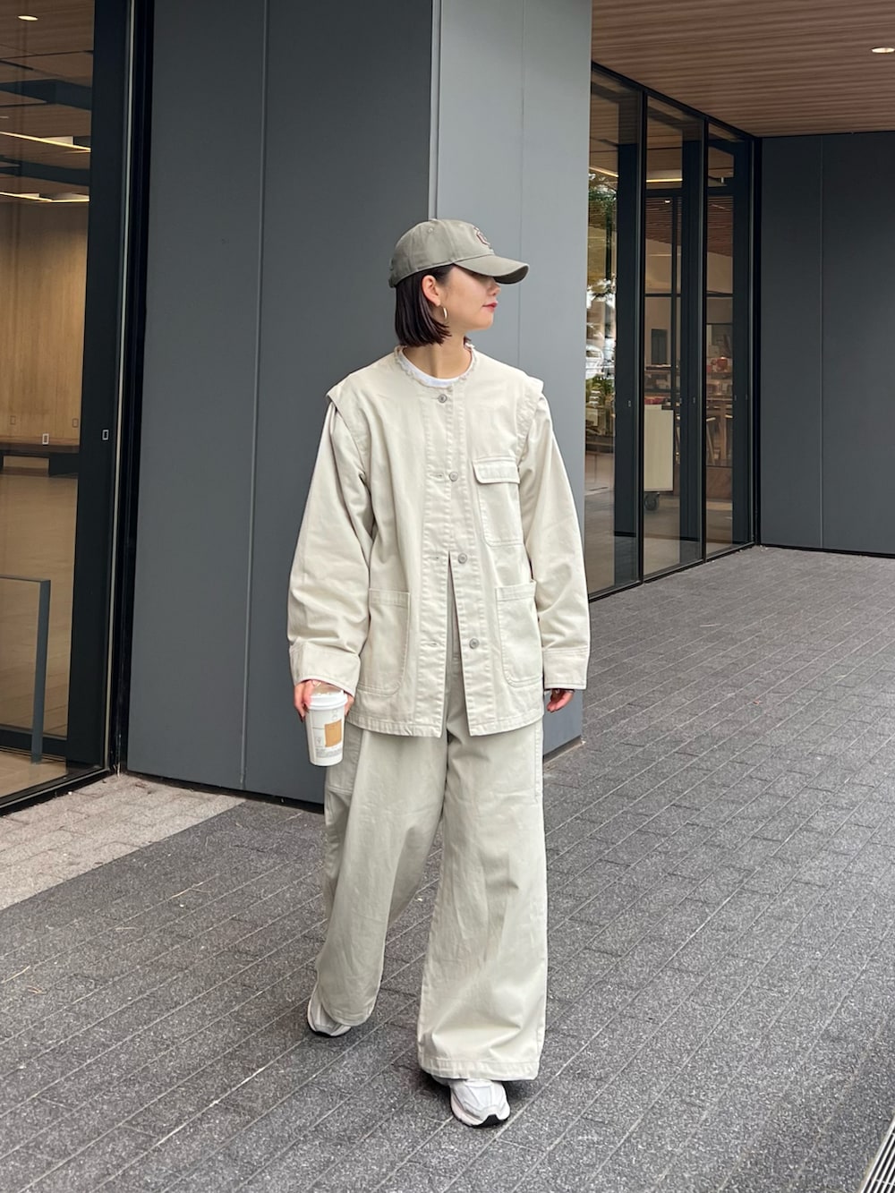 「キャップ、休日スタイル、ホワイトコーデ、クリスマスに着たい服、スニーカー、セットアップ、マイベストコーデ2023、お出かけコーデ、デニム、プチプラ、淡色コーデ、CIAOPANIC TYPY、シンプルコーデ、骨格ナチュラル、デニムジャケット」|「Franklin Climbingの【Franklin Climbing】ツイルエンブレム3D刺繍CAP(キャップ、グリーン系)」を使った、yumiさん(骨格ナチュラル・レディース・165cm)の冬コーディネートの2枚目の写真