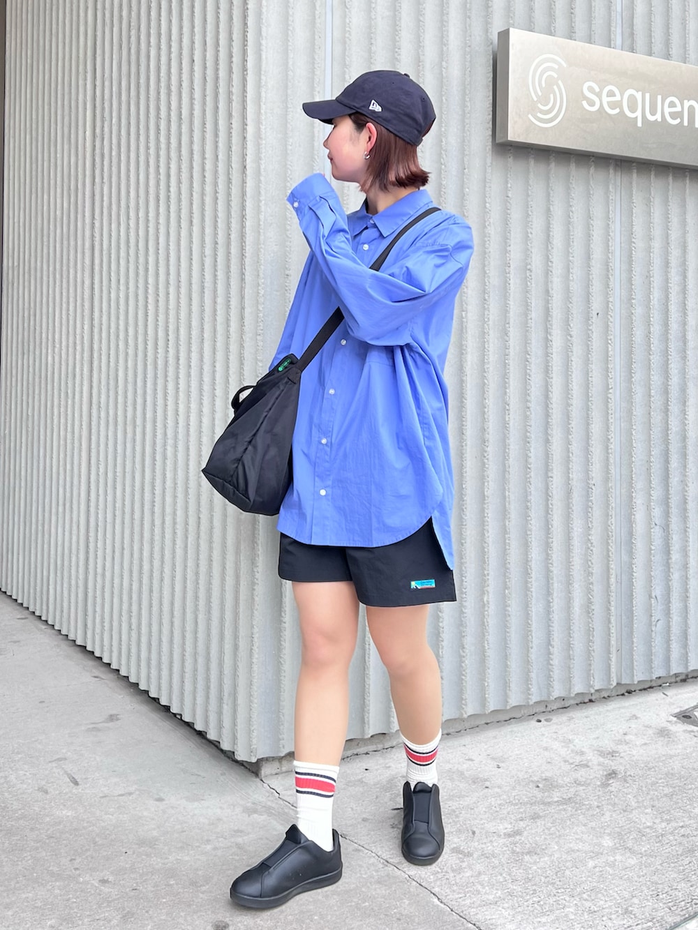 「CIAOPANIC TYPY、franklinclimbing、lesportsac、ショルダーバッグ、シンプルコーデ、ビッグシルエット、シャツスタイル、プチプラ、キャップ、ラインソックス、高身長女子、骨格ナチュラル、ショートパンツ、春服みてみて、韓国ファッション」｜「CIAOPANIC TYPYの□ブロードレギュラーカラービッグシャツ（シャツ/ブラウス、ブルー系）」を使った、yumiさん（骨格ナチュラル・レディース・165cm）の春コーディネートの2枚目の写真