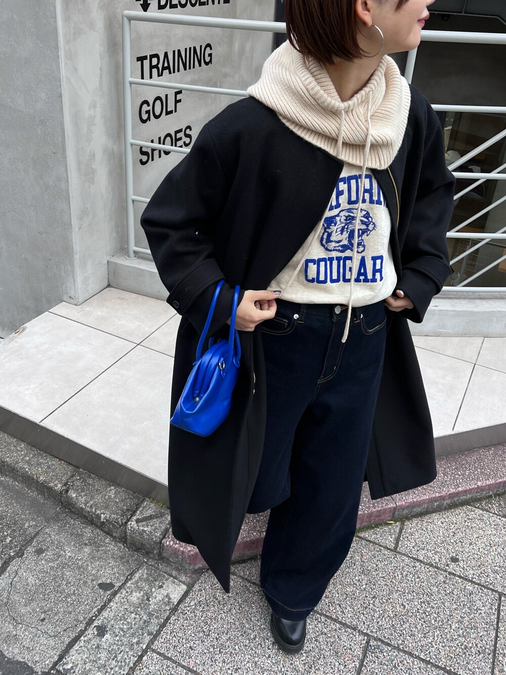 「ロングコート、冬コーデ、デニム、クリスマスに着たい服、レイヤードスタイル、マイベストコーデ2022、休日スタイル、ロゴスウェット、バラクラバ、あったかコーデ、大人カジュアル、CIAOPANIC TYPY、骨格ナチュラル、高身長女子」|「CIAOPANIC TYPYの【CPC SCAMP】がま口ハンドルショルダーバッグ(ショルダーバッグ、ブルー系)」を使った、yumiさん(骨格ナチュラル・レディース・165cm)の冬コーディネートの3枚目の写真