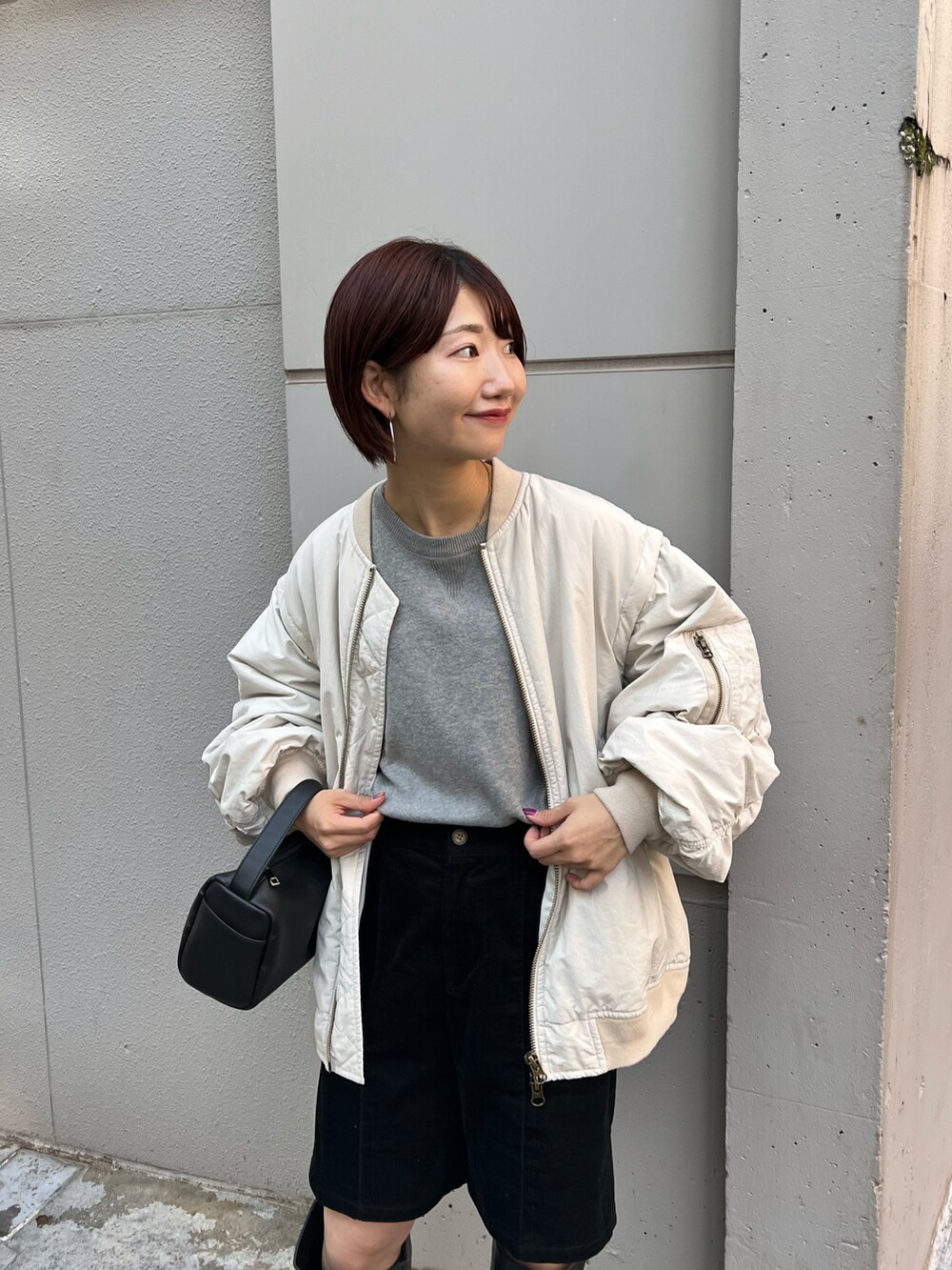 「シンプルコーデ、ニット、MA-1、秋冬コーデ、高身長女子、きれいめカジュアル、ビッグシルエット、プチプラ、モノトーンコーデ、骨格ナチュラル、CIAOPANIC TYPY、ロングブーツ、ショートパンツ」|「CIAOPANIC TYPYの美脚ロングブーツ(ブーツ、ブラック系)」を使った、yumiさん(骨格ナチュラル・レディース・165cm)の秋コーディネートの3枚目の写真