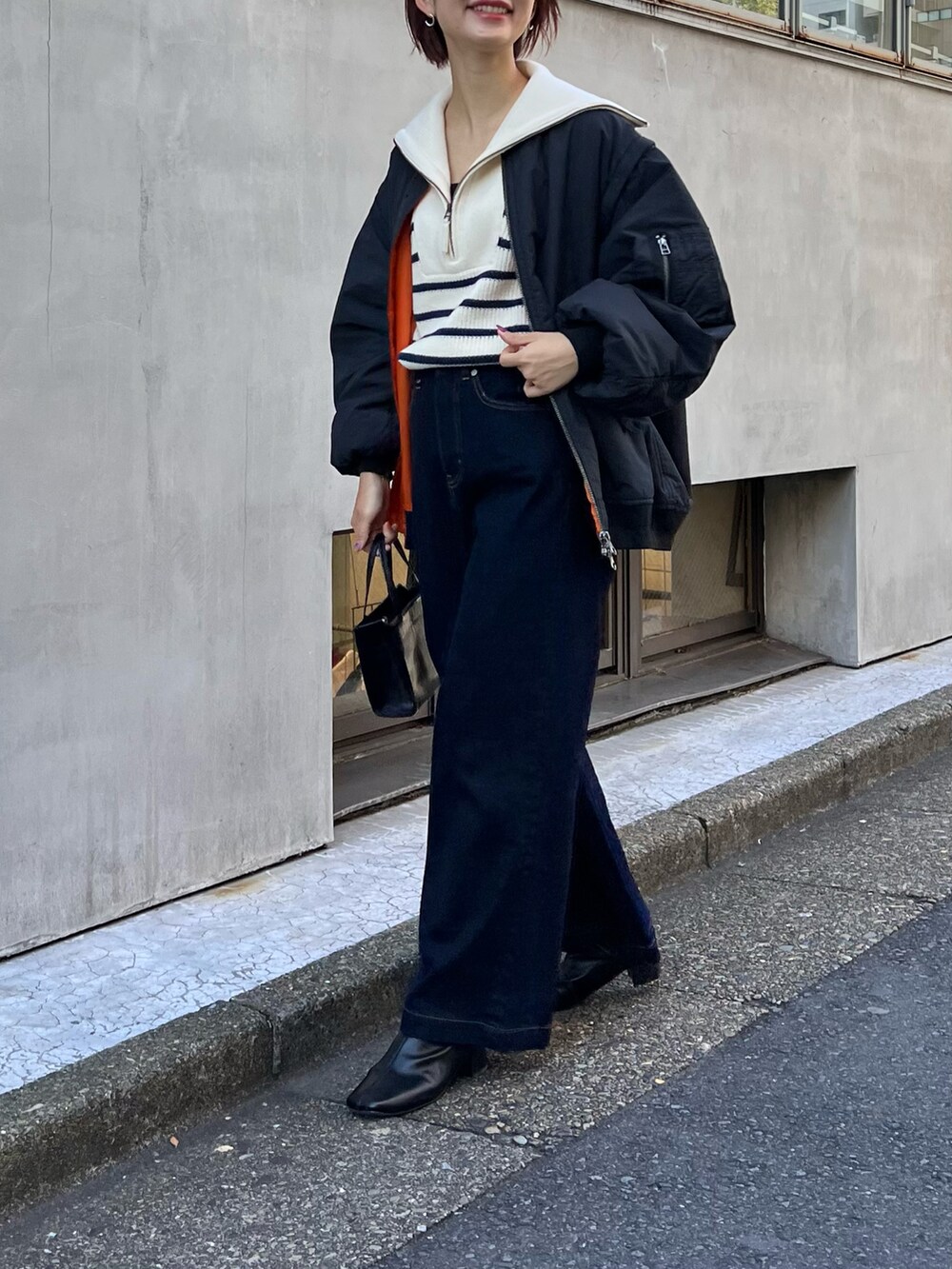 「デニム、プチプラ、シンプルコーデ、MA-1、ハーフジップ、秋冬コーデ、モノトーン、モノトーンコーデ、ミニバッグ、CIAOPANIC TYPY、高身長女子、骨格ナチュラル、ニット」|「CIAOPANIC TYPYのスタイルアップフレアデニムパンツ(デニムパンツ、ブルー系)」を使った、yumiさん(骨格ナチュラル・レディース・165cm)の秋コーディネートの2枚目の写真