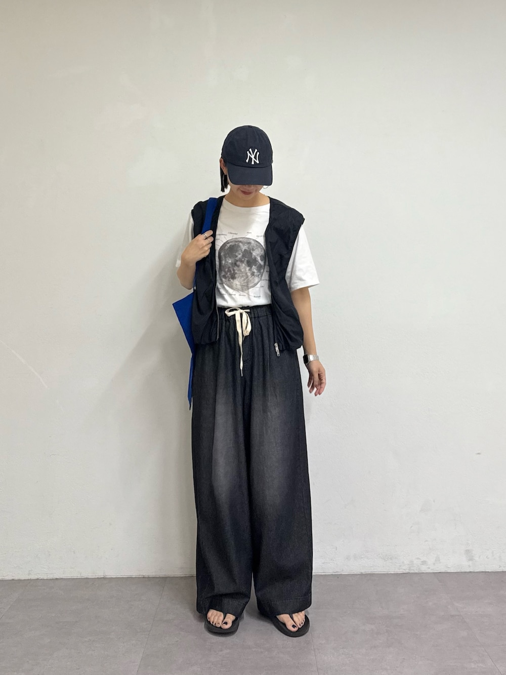 「モノトーン、白Tシャツ、やっぱり帽子が好き、デニム、サンダル、プチプラ、キャップ、レイヤードスタイル、パンツコーデ、夏ファッション、CIAOPANIC TYPY、ベスト、キャップ女子、カジュアルコーデ」｜「CIAOPANIC TYPYの【低身長・高身長対応/サイズ展開あり】柔らかワイドイージーデニム（デニムパンツ、ブラック系）」を使った、yumiさん（骨格ナチュラル・レディース・165cm）の春コーディネートの2枚目の写真